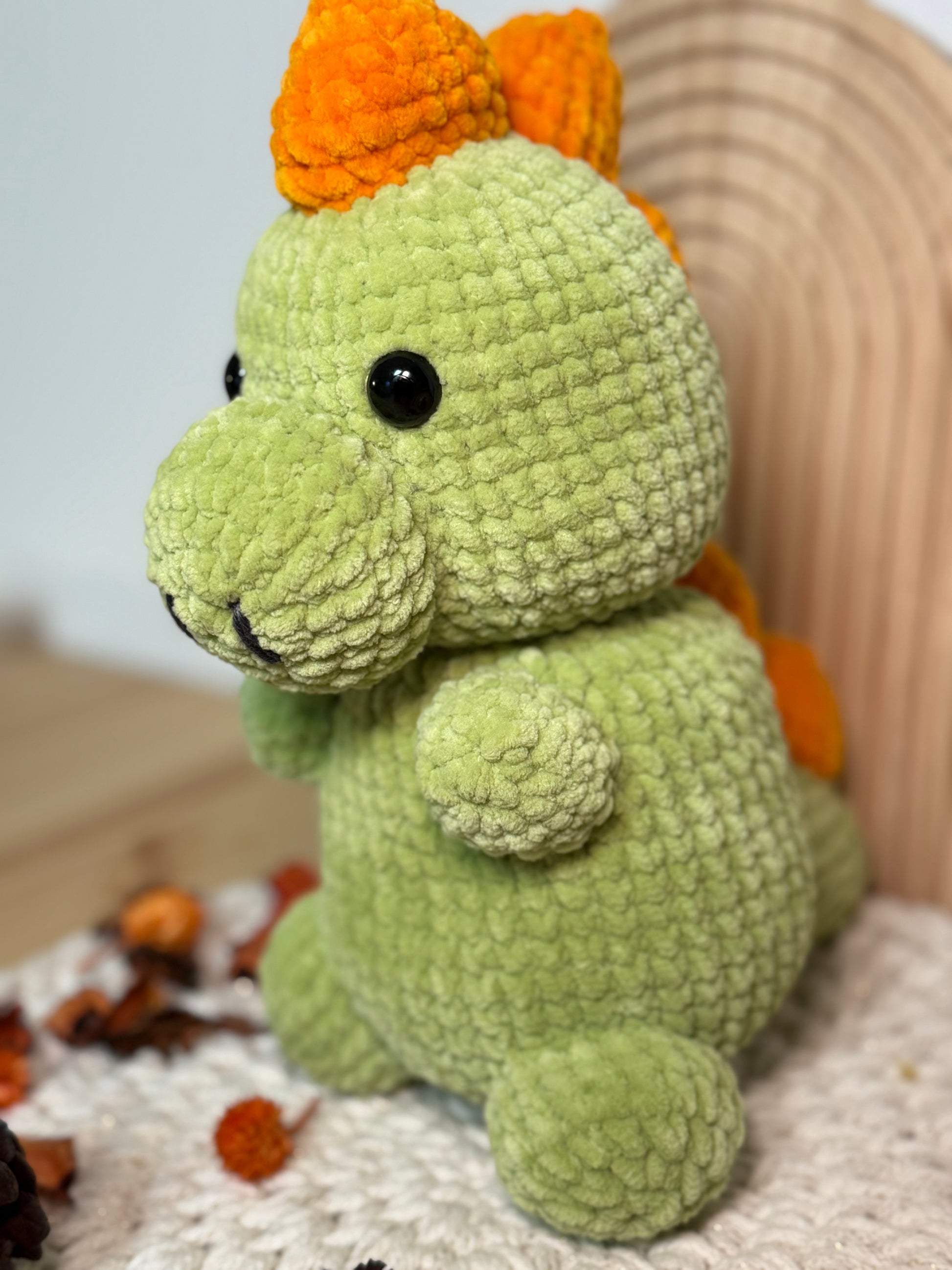 Amigurumi Dino „Grisu“ | Handgemacht aus Chenille-Wolle | Zertifiziert