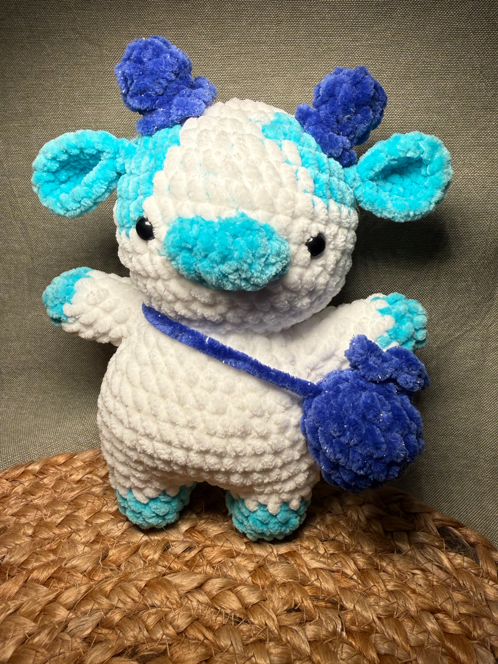 🐄💙 Lilly die Heidelbeer-Kuh – handgehäkeltes Kuscheltier (ca. 22 cm)