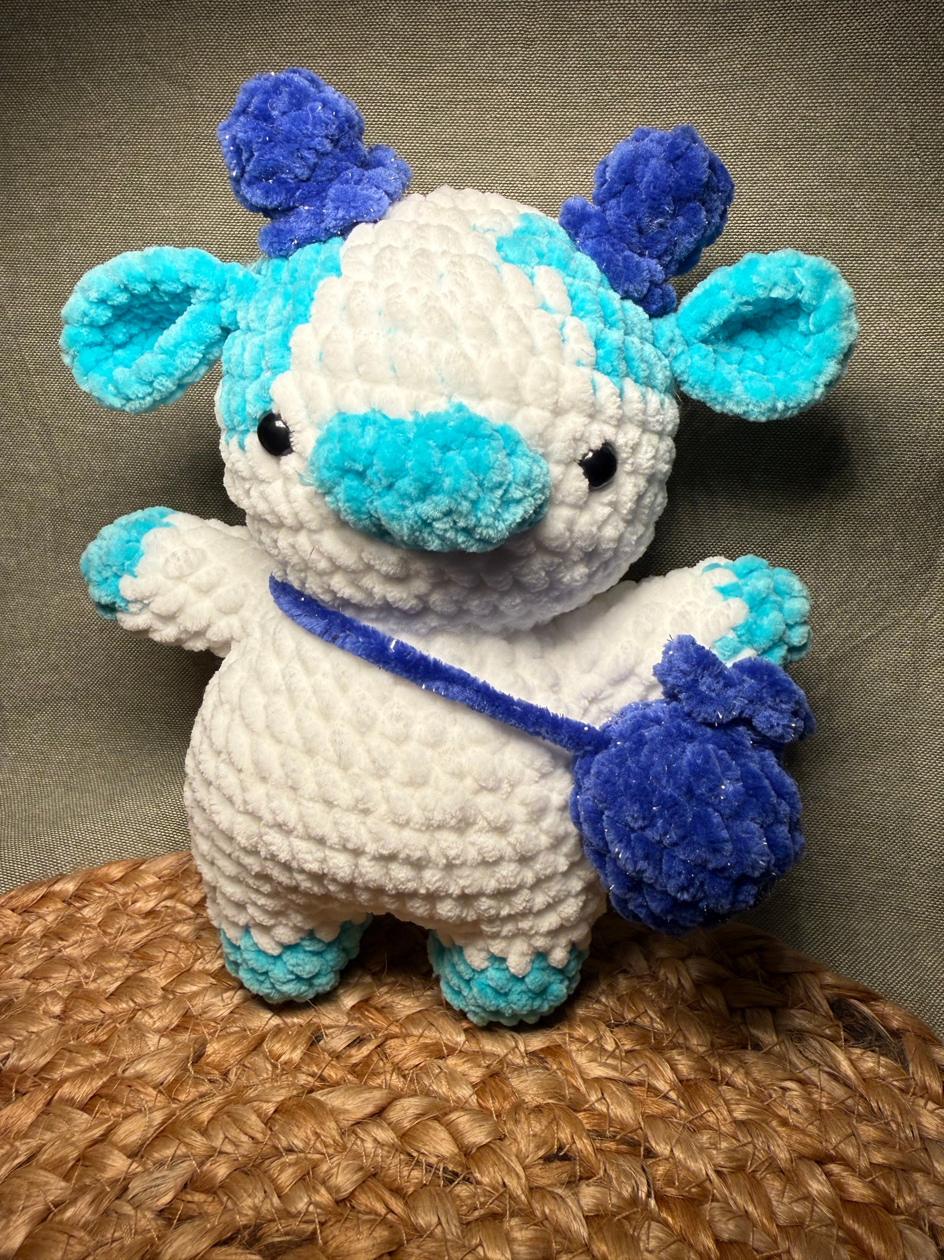 🐄💙 Lilly die Heidelbeer-Kuh – handgehäkeltes Kuscheltier (ca. 22 cm)