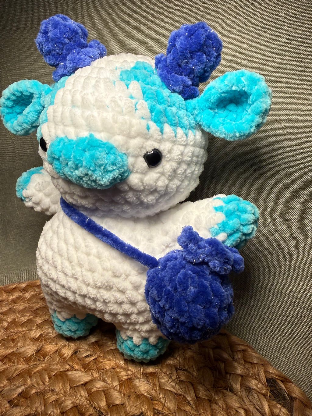 🐄💙 Lilly die Heidelbeer-Kuh – handgehäkeltes Kuscheltier (ca. 22 cm)