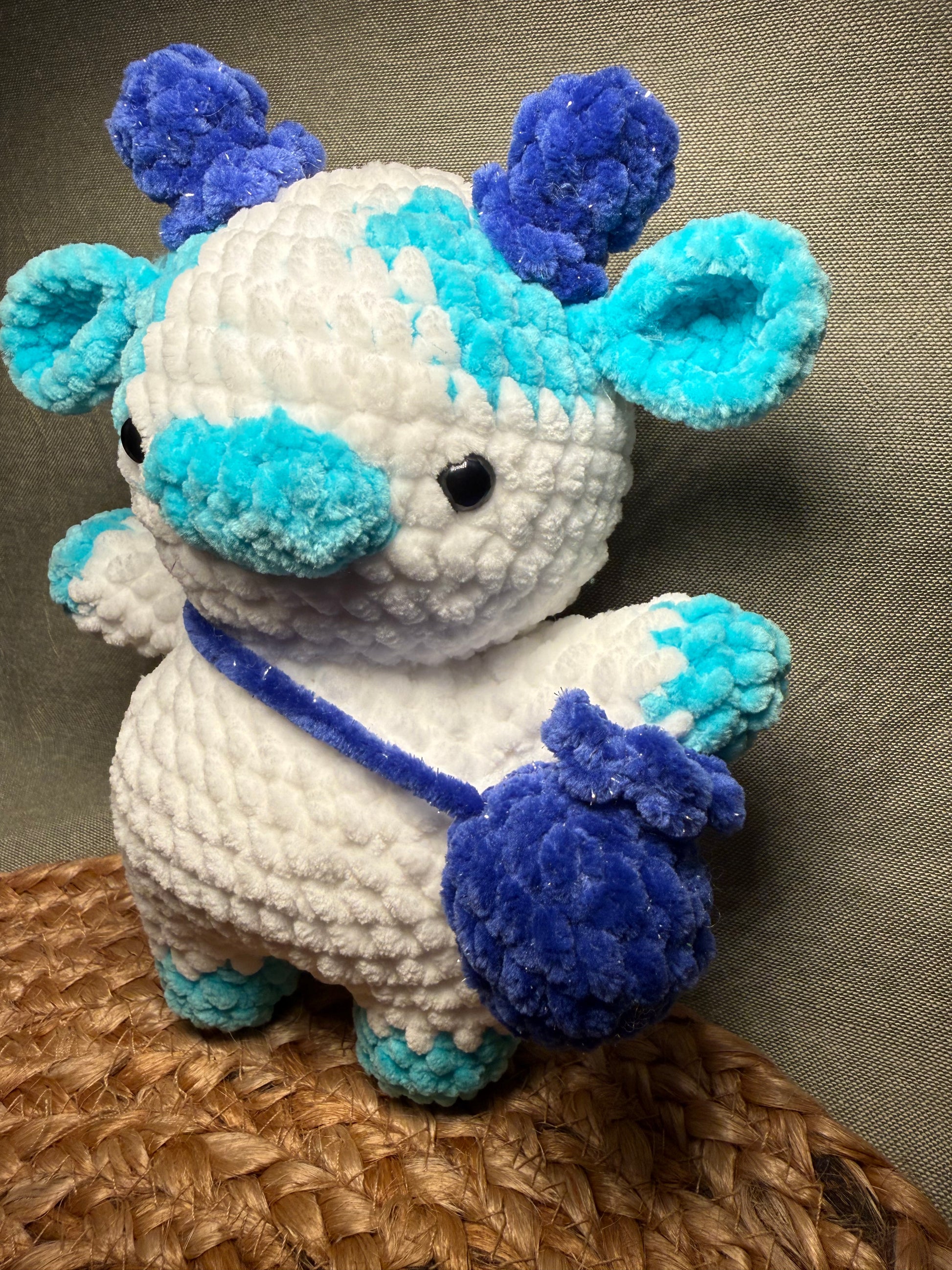 🐄💙 Lilly die Heidelbeer-Kuh – handgehäkeltes Kuscheltier (ca. 22 cm)