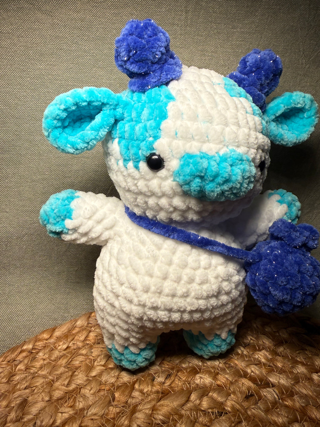 🐄💙 Lilly die Heidelbeer-Kuh – handgehäkeltes Kuscheltier (ca. 22 cm)