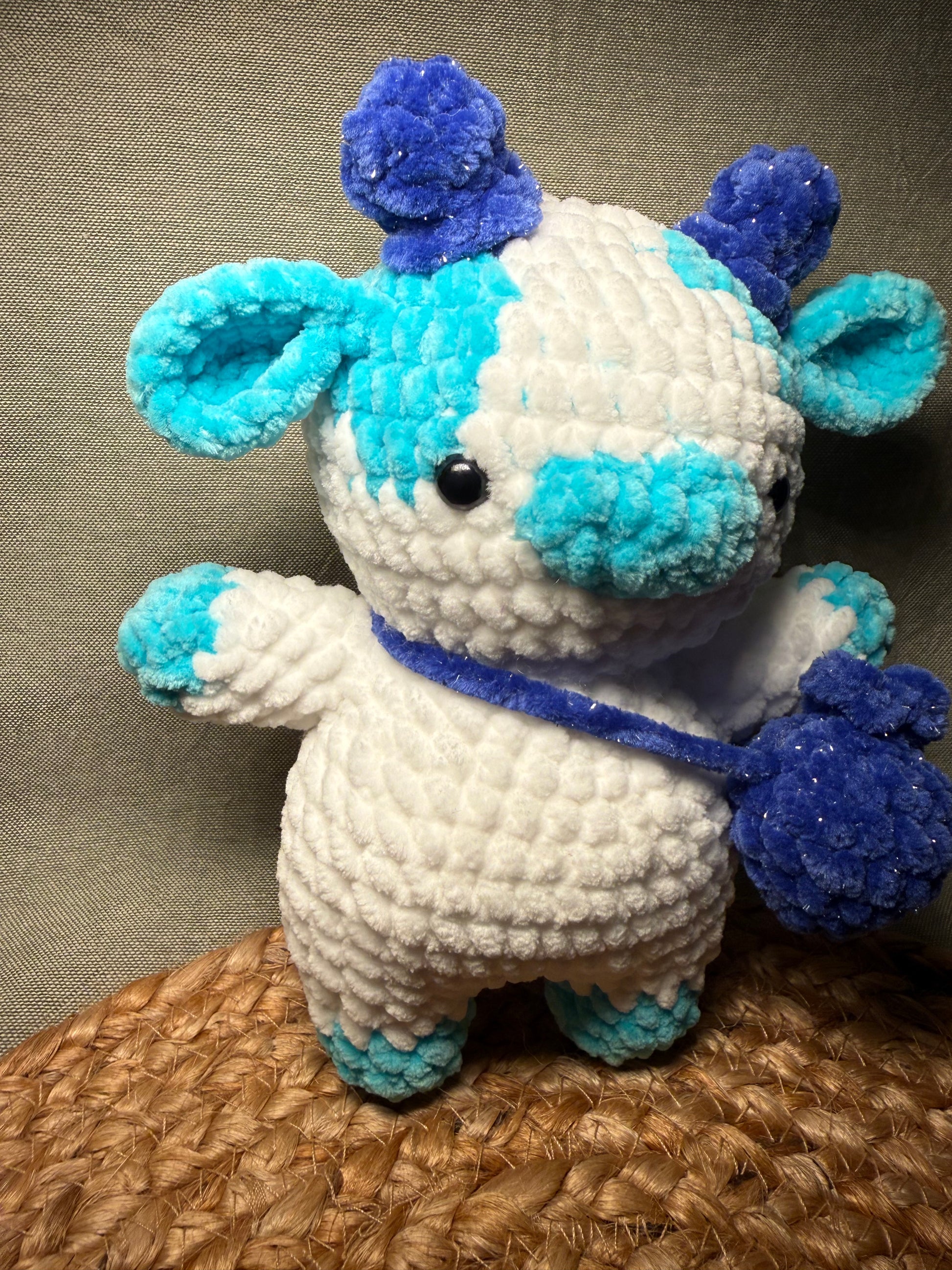 🐄💙 Lilly die Heidelbeer-Kuh – handgehäkeltes Kuscheltier (ca. 22 cm)