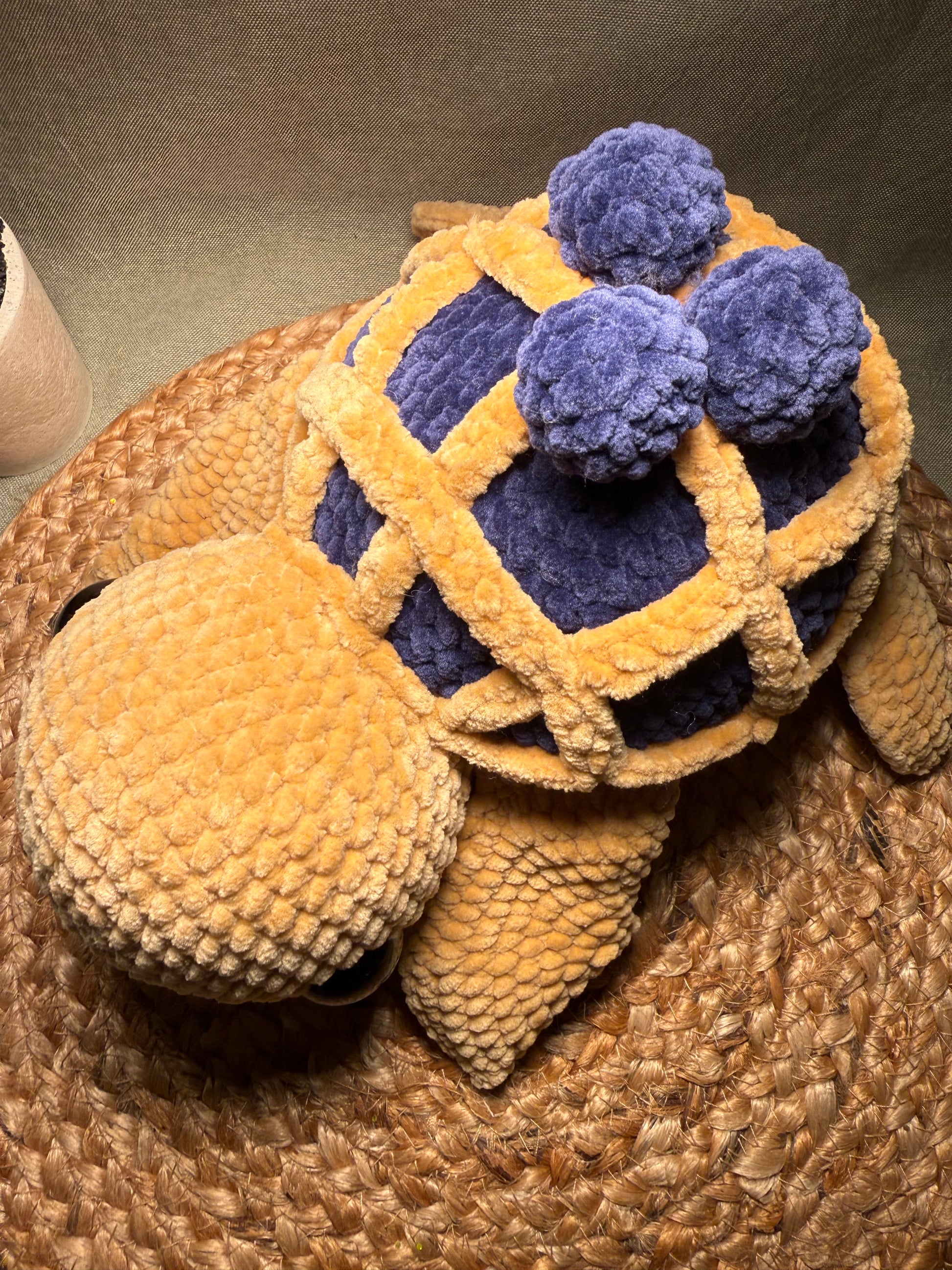 🐢💙 Tilda die Blaubeer-Kuchen Schildkröte – handgehäkeltes Kuscheltier (ca. 28 cm)