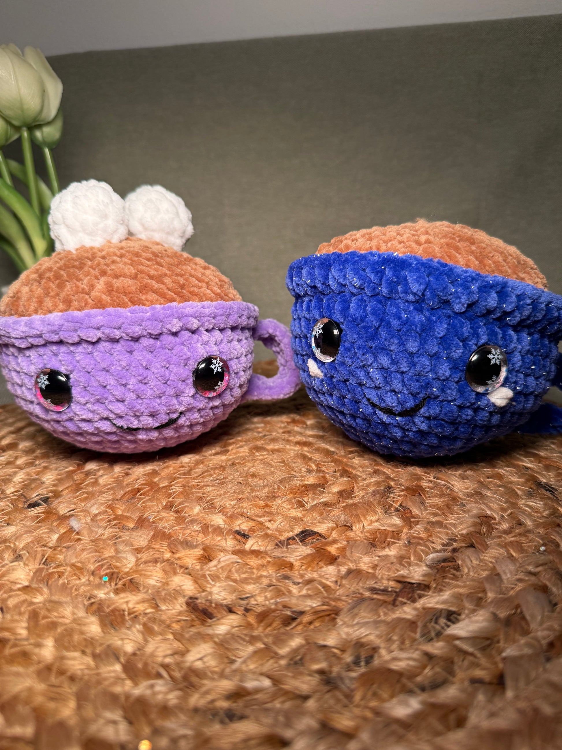 ☕💛 Lotta die Kaffeetasse – handgehäkeltes Amigurumi Kuscheltier