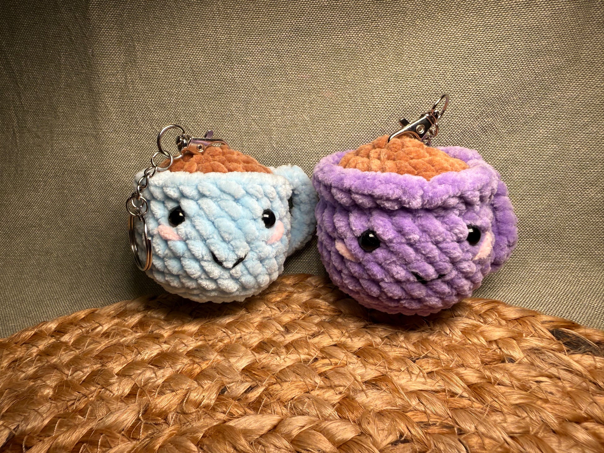 ☕💛 Lotti die Mini Kaffeetasse – gehäkelter Amigurumi Schlüsselanhänger
