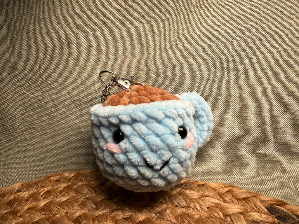 ☕💛 Lotti die Mini Kaffeetasse – gehäkelter Amigurumi Schlüsselanhänger