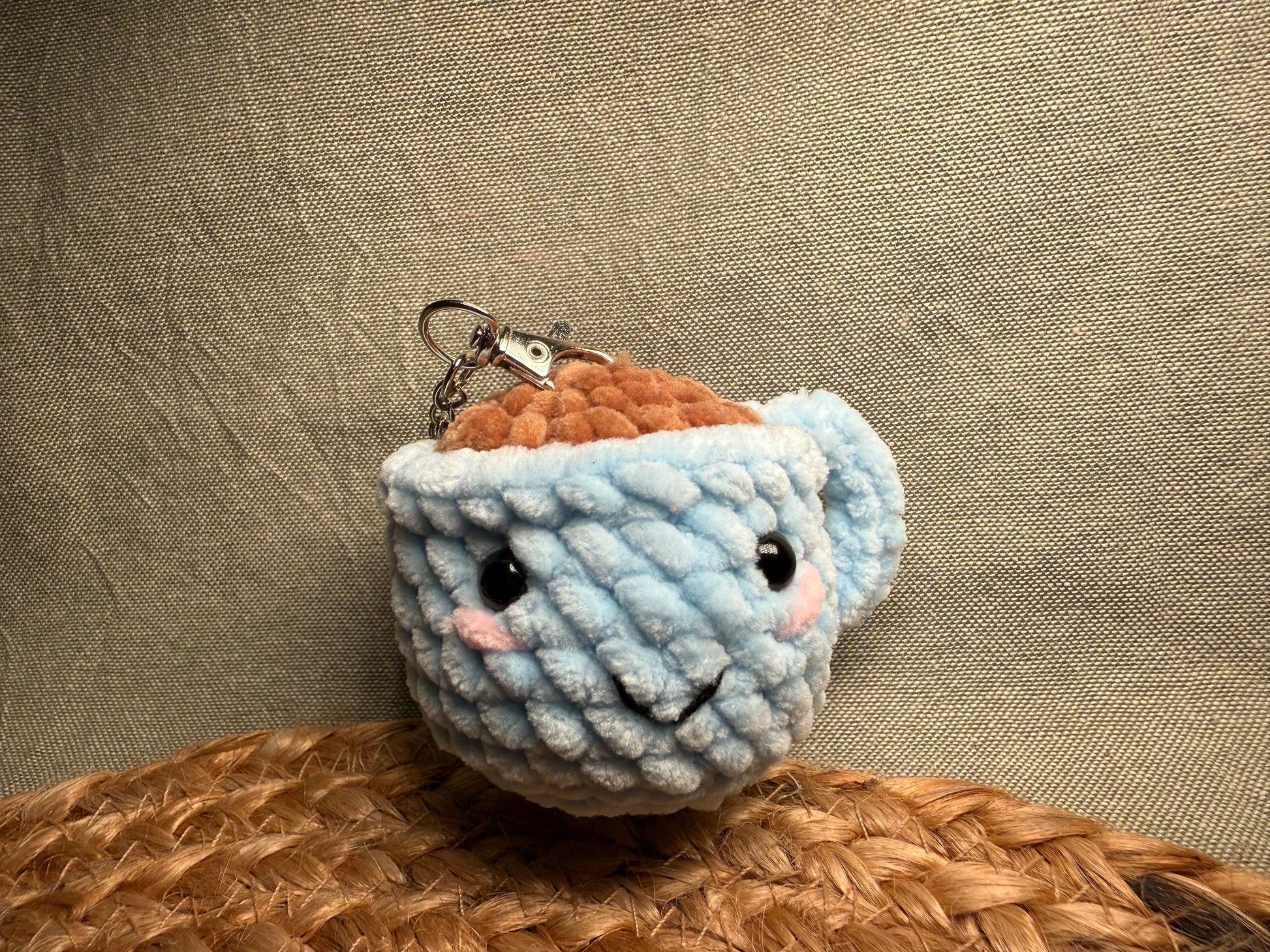 ☕💛 Lotti die Mini Kaffeetasse – gehäkelter Amigurumi Schlüsselanhänger