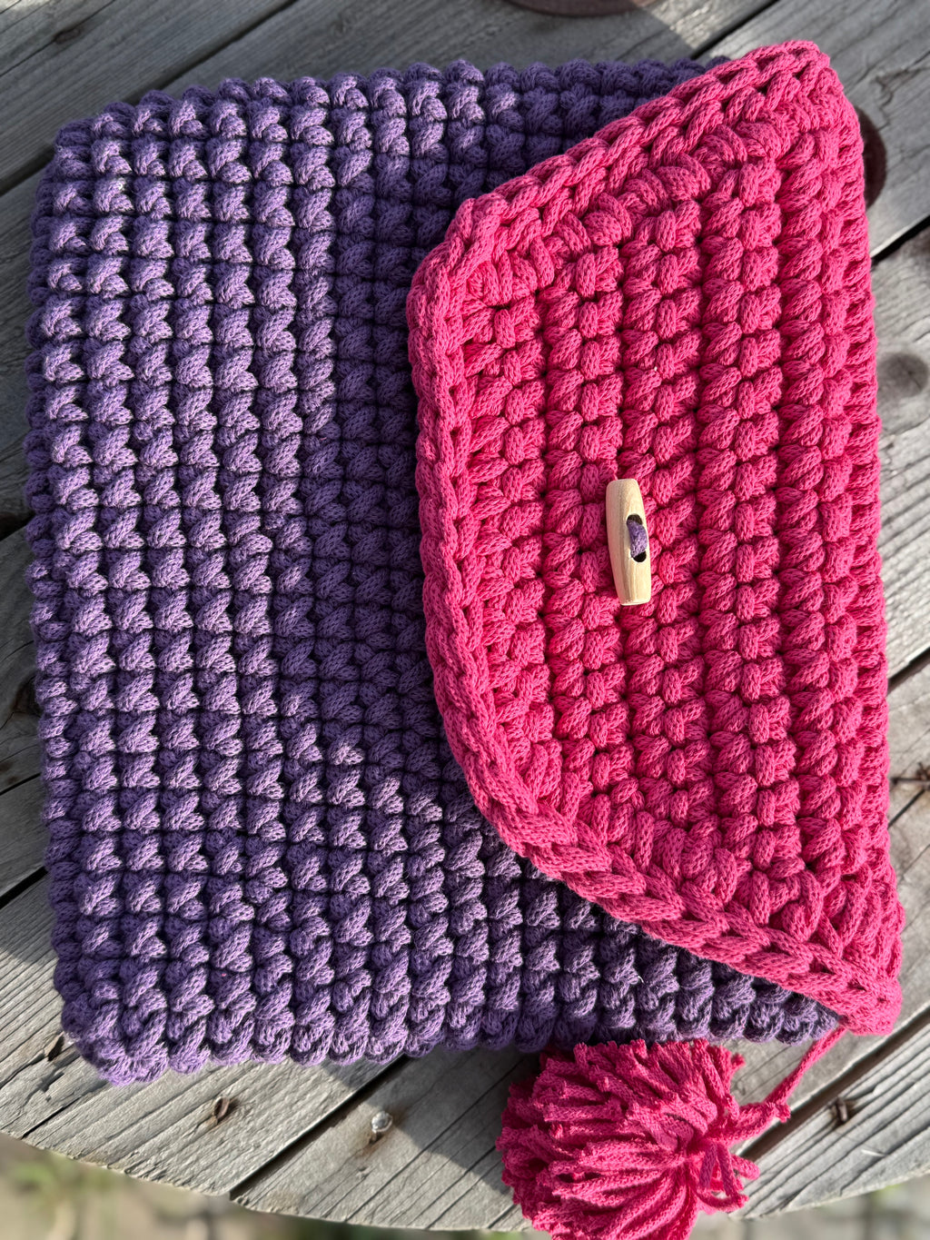 💻💛 Handgehäkelte Laptop Tasche – stilvoller Schutz mit Pompom