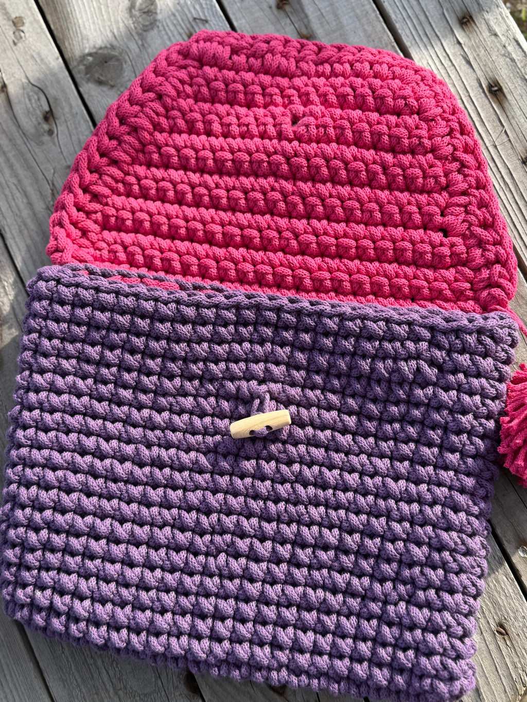 💻💛 Handgehäkelte Laptop Tasche – stilvoller Schutz mit Pompom