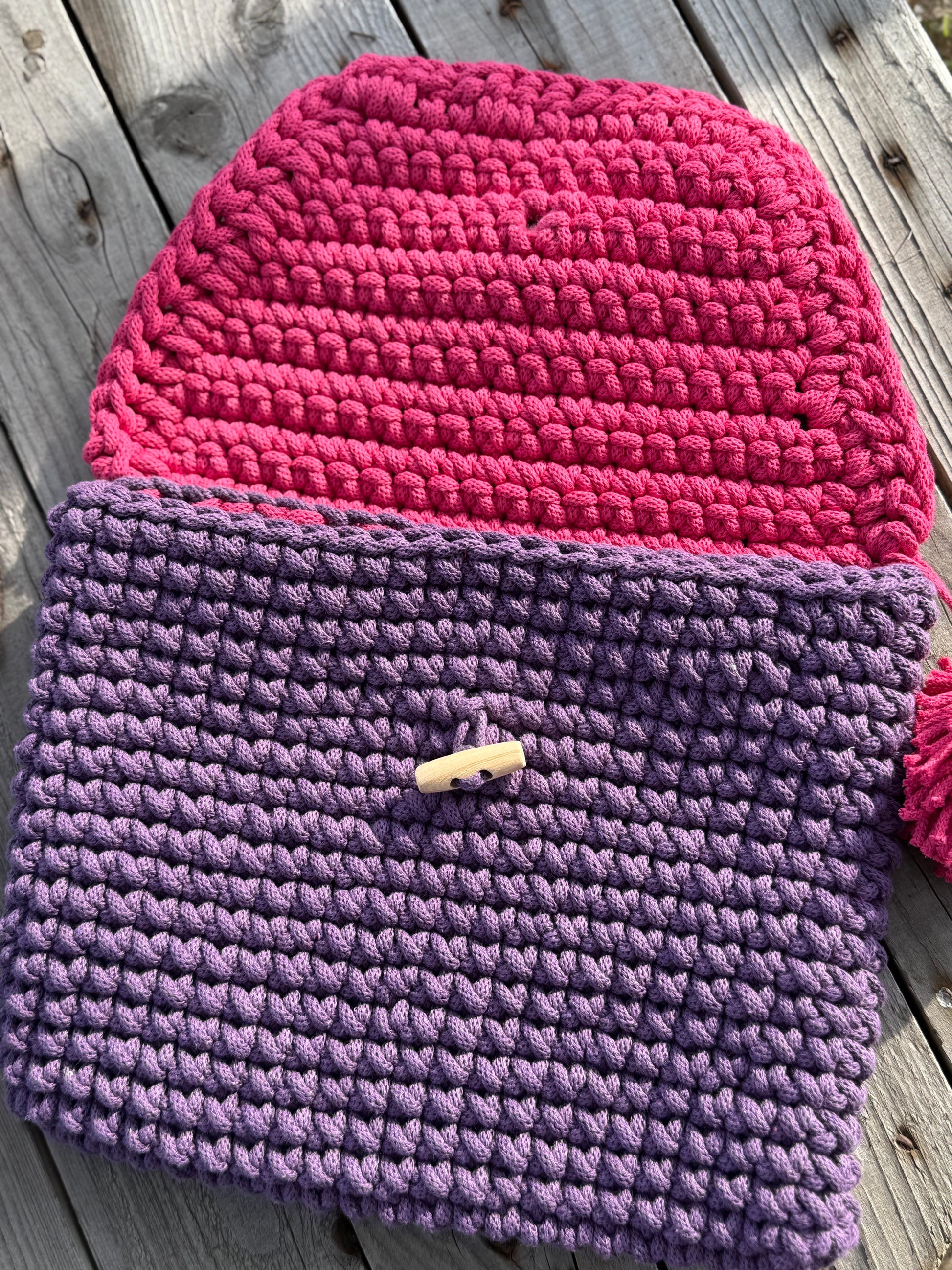💻💛 Handgehäkelte Laptop Tasche – stilvoller Schutz mit Pompom