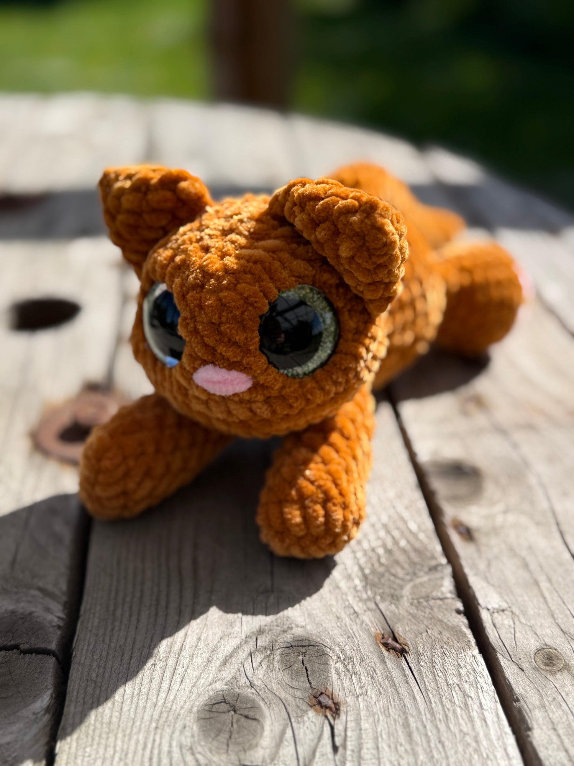 🐱 Gehäkelte Katze aus Chenille – handgemachtes Kuscheltier & Deko (30 cm)