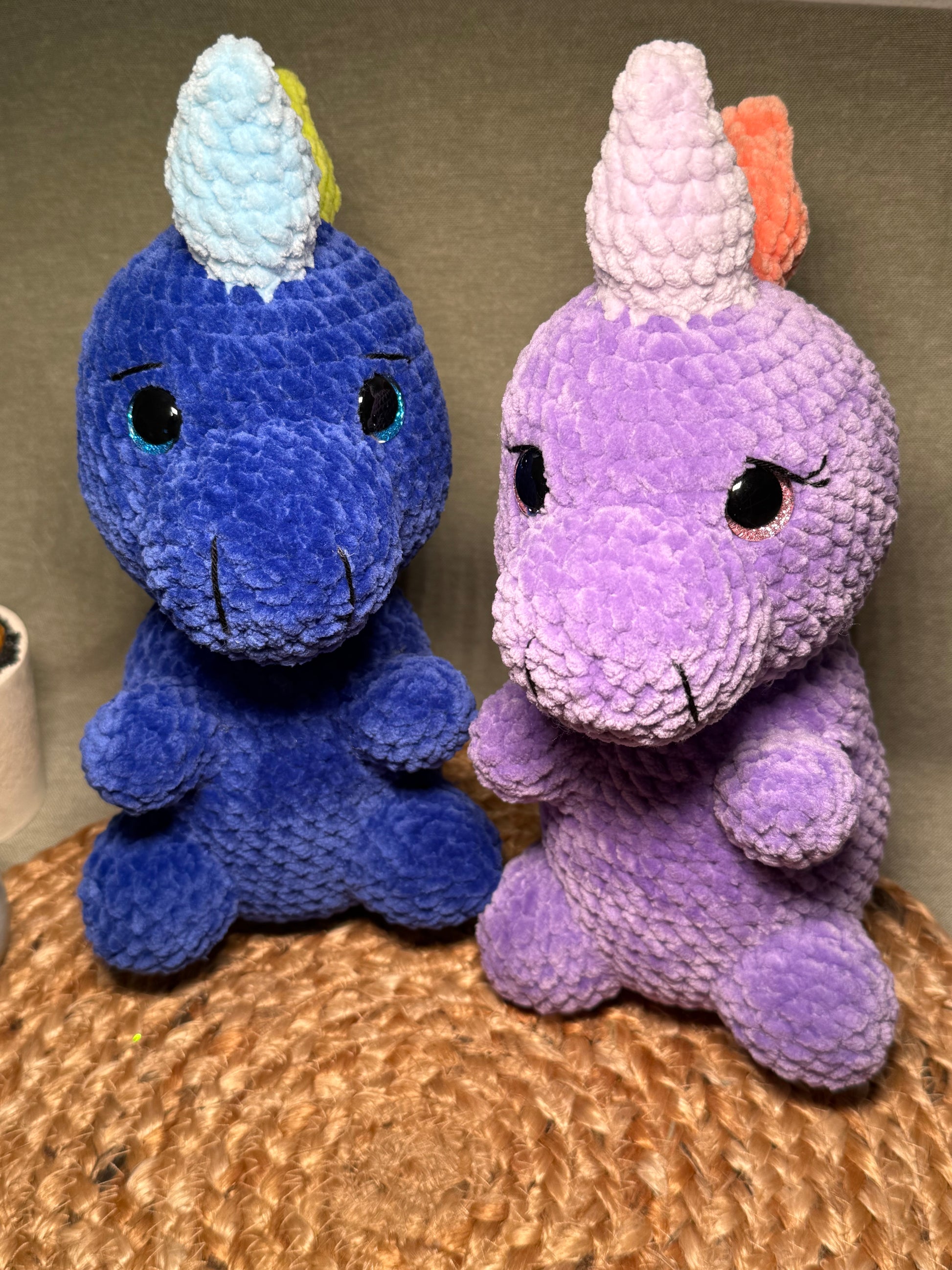 Amigurumi Dino „Grisu und Rosalie“ | Handgemacht aus Chenille-Wolle | Zertifiziert