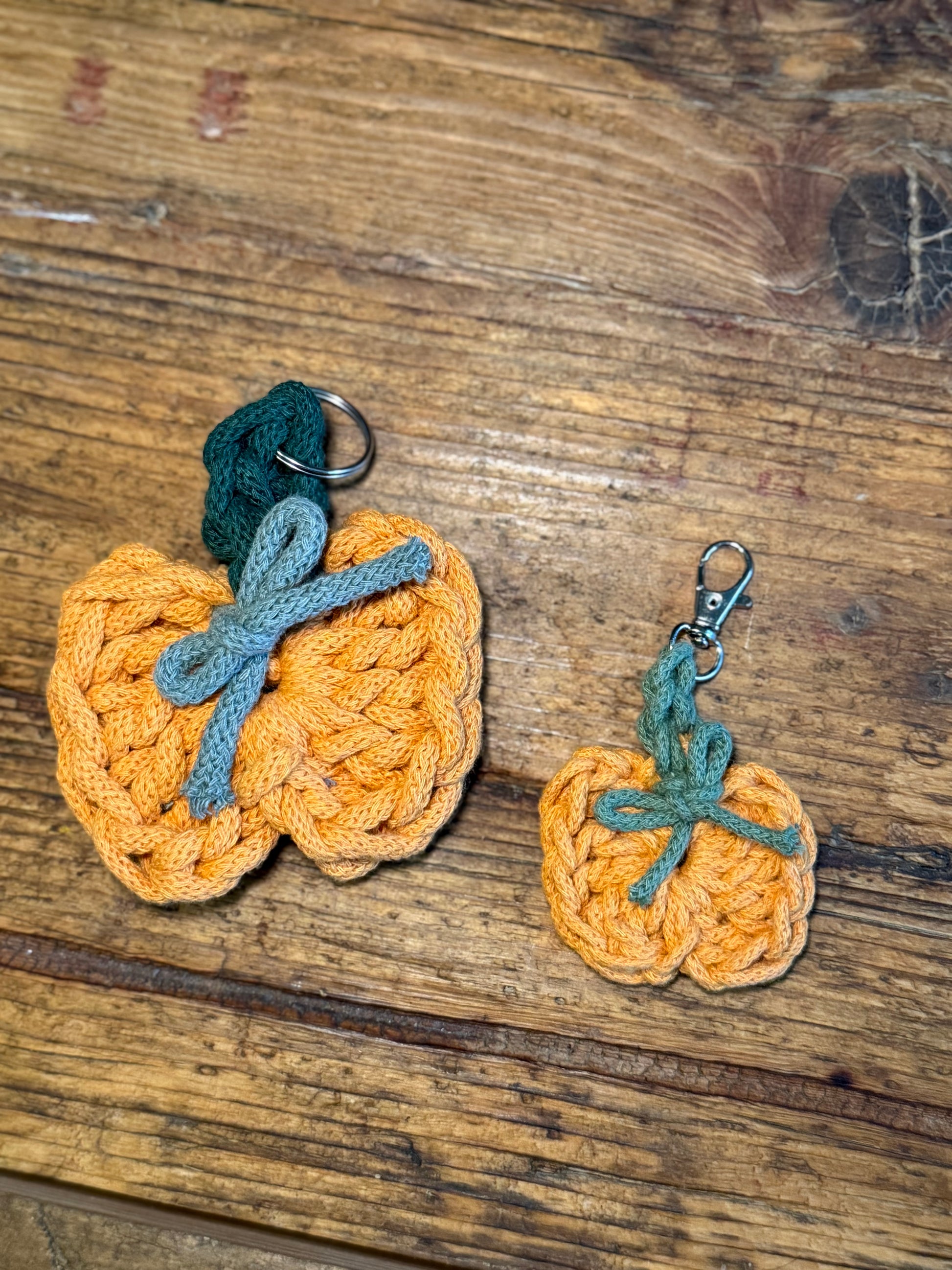 Gehäkelte Kürbis-Schlüsselanhänger | Handgemacht aus Bobbiny-Garn