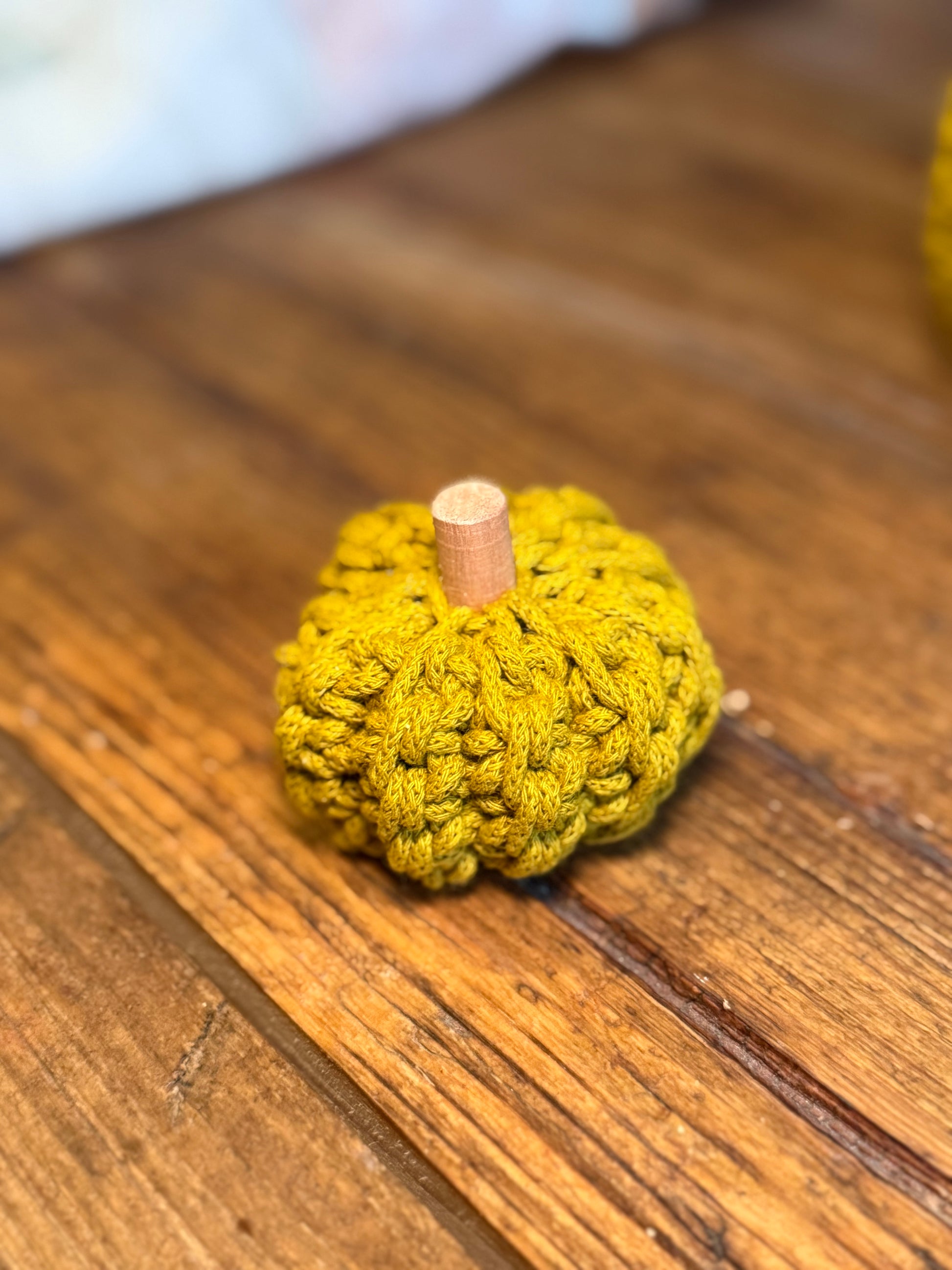 Gehäkelte Kürbisse mit Holzstiel | Handgemacht & gefüllt | Herbstdeko
