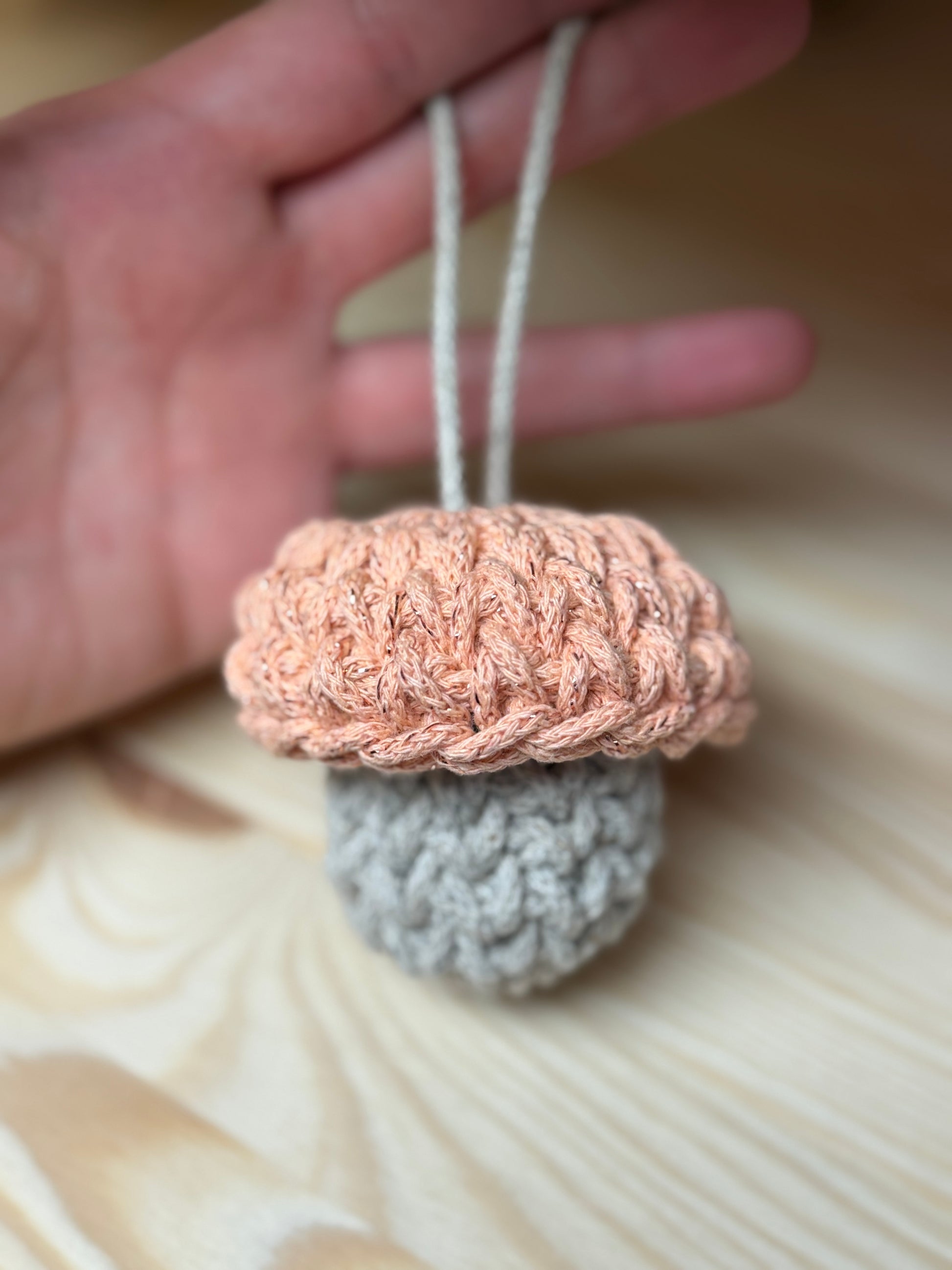 Gehäkelter Pilz-Taschenanhänger | Handgemacht aus Bobbiny-Garn | Aufziehbar