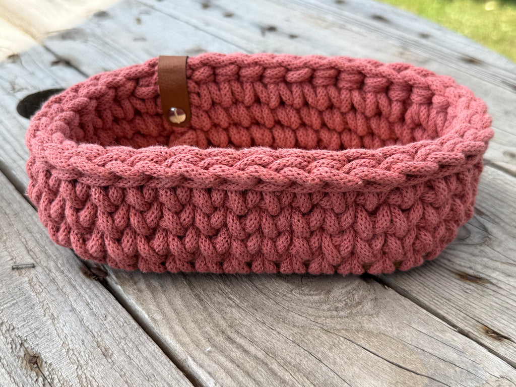 Ovaler Korb mit Holzboden – Strickstrich-Muster, Peony