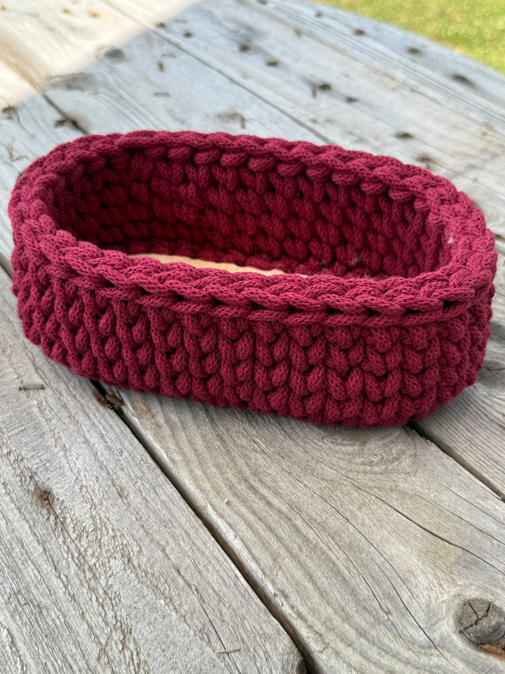 Ovaler Korb mit Holzboden – Strickstrich-Muster, Bordeaux
