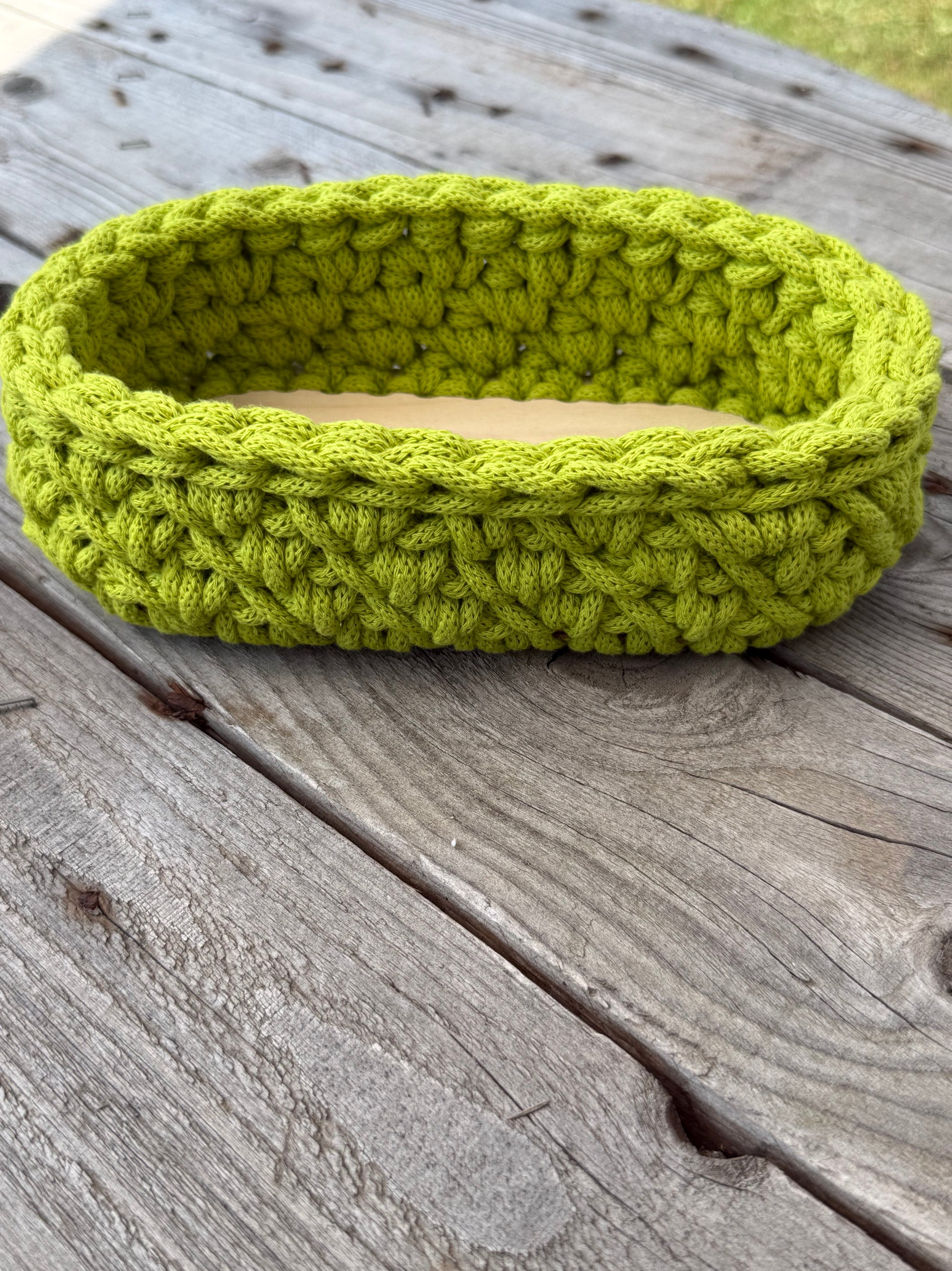 Ovaler Korb mit Holzboden – Gänsefüßchen-Muster, Dopamin Grün