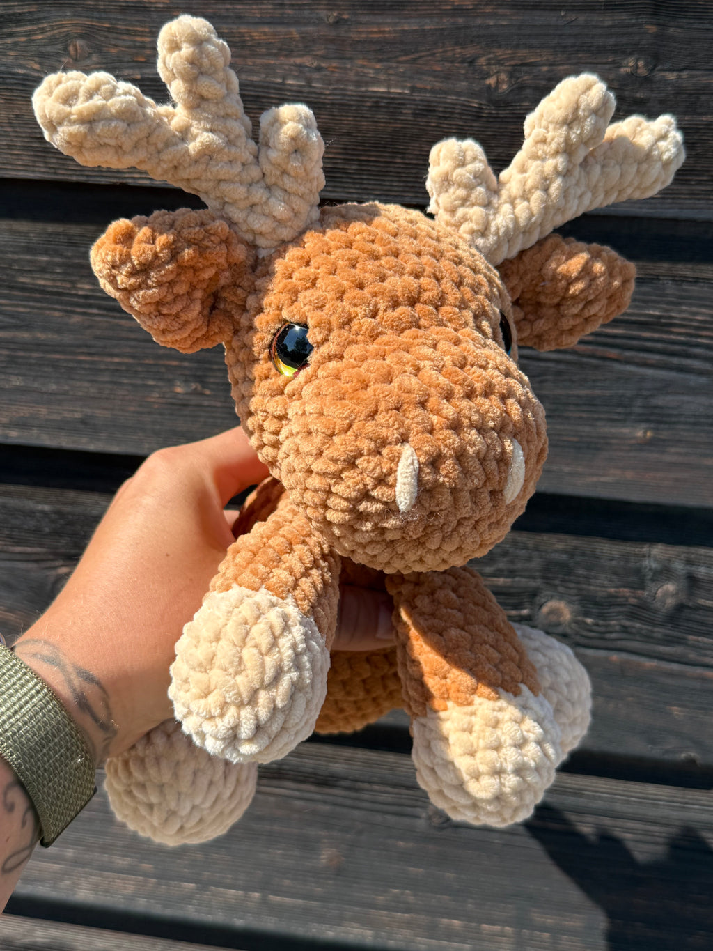 Amigurumi Elch „August“ – handgehäkelt aus Chenille-Wolle, 30 cm, braun