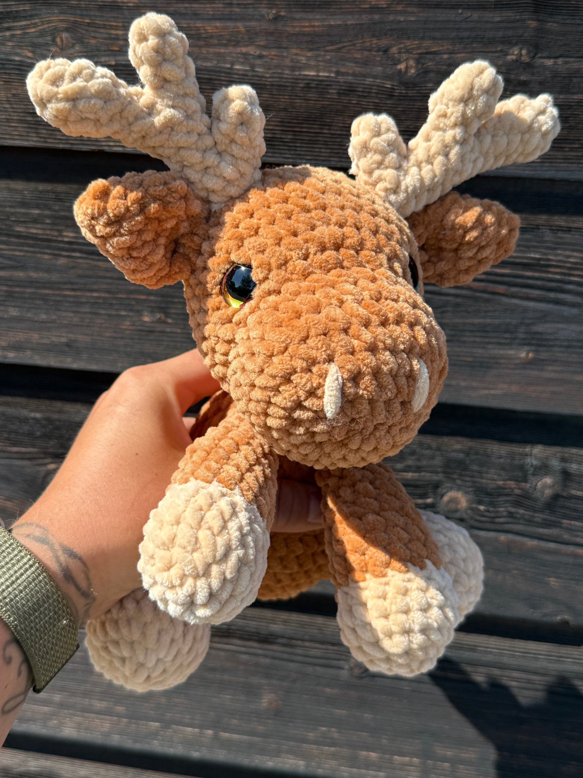 Amigurumi Elch „August“ – handgehäkelt aus Chenille-Wolle, 30 cm, braun