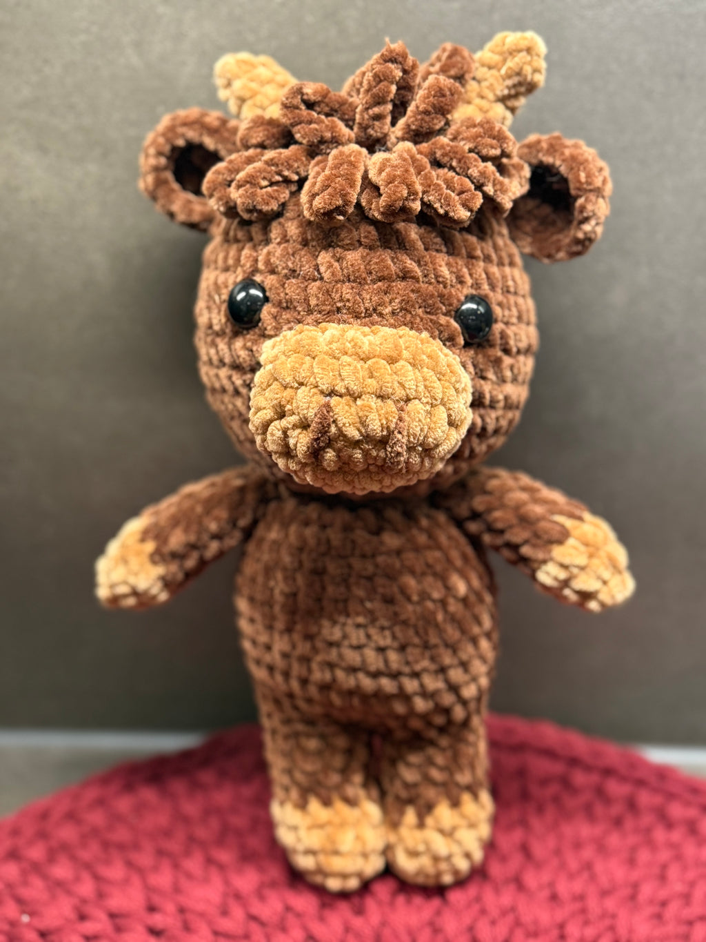 Amigurumi Highland Rind „Karl“ – handgehäkelt aus Chenille-Wolle, 28,5 cm, braun