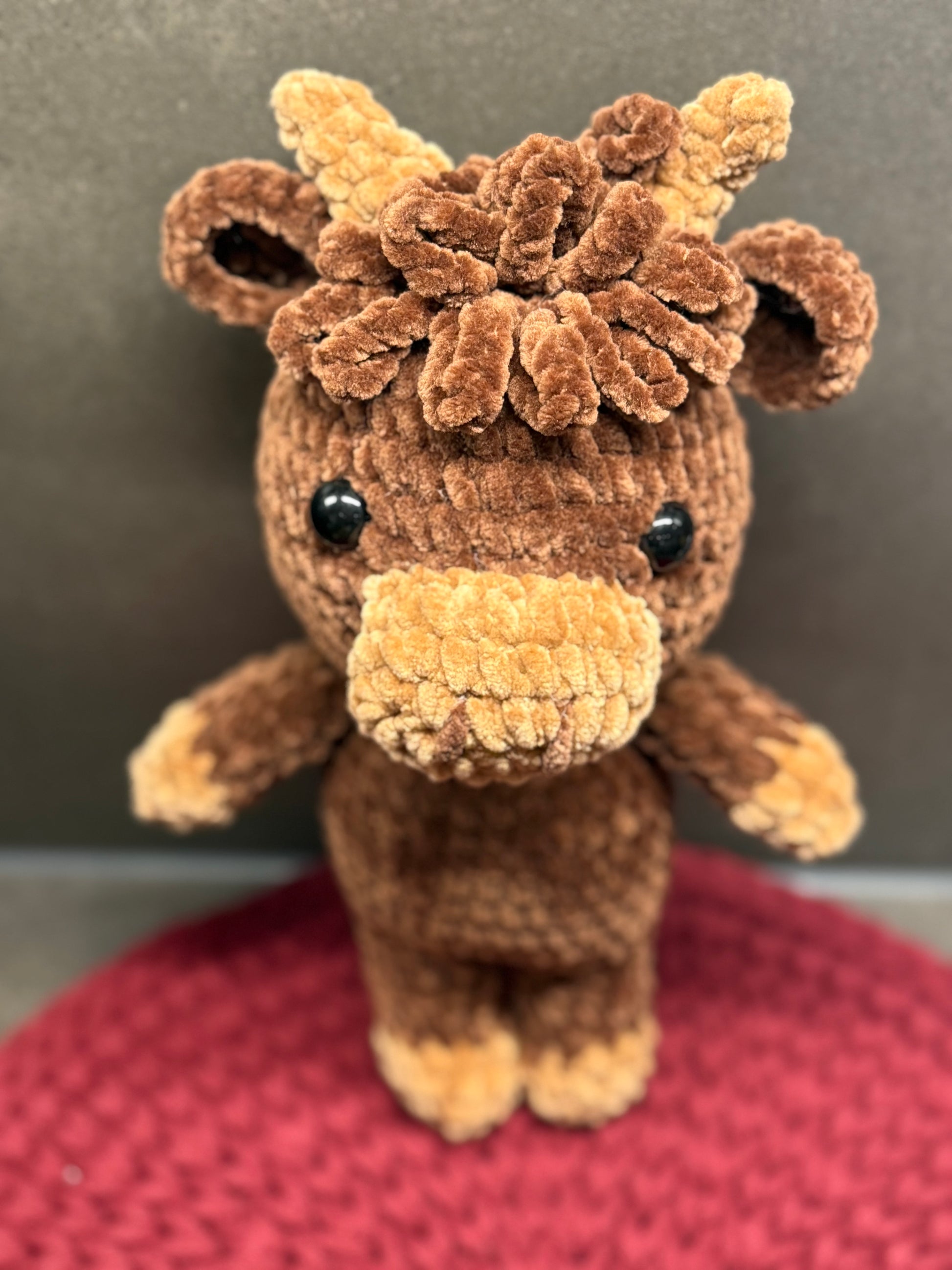 Amigurumi Highland Rind „Karl“ – handgehäkelt aus Chenille-Wolle, 28,5 cm, braun