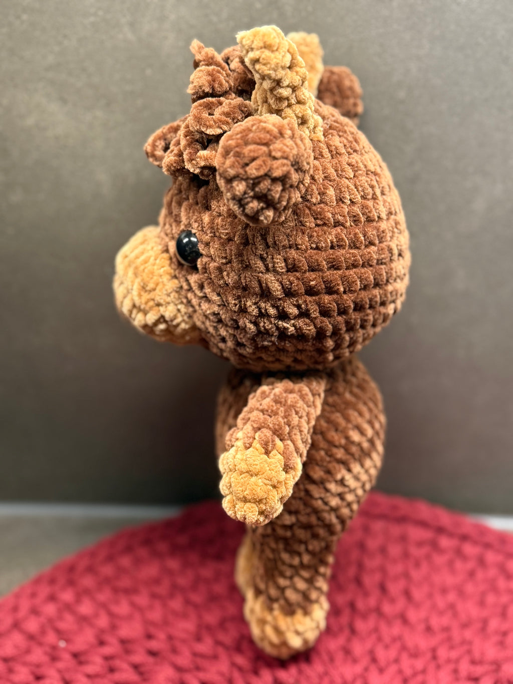 Amigurumi Highland Rind „Karl“ – handgehäkelt aus Chenille-Wolle, 28,5 cm, braun