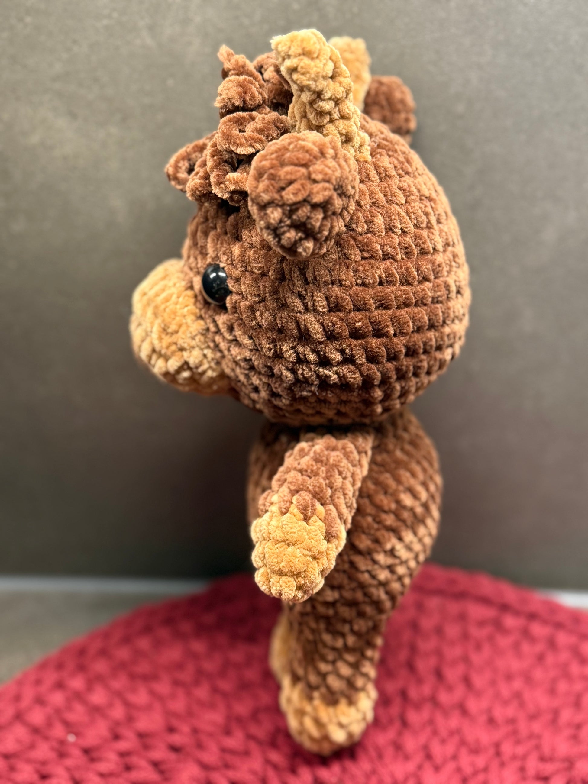 Amigurumi Highland Rind „Karl“ – handgehäkelt aus Chenille-Wolle, 28,5 cm, braun