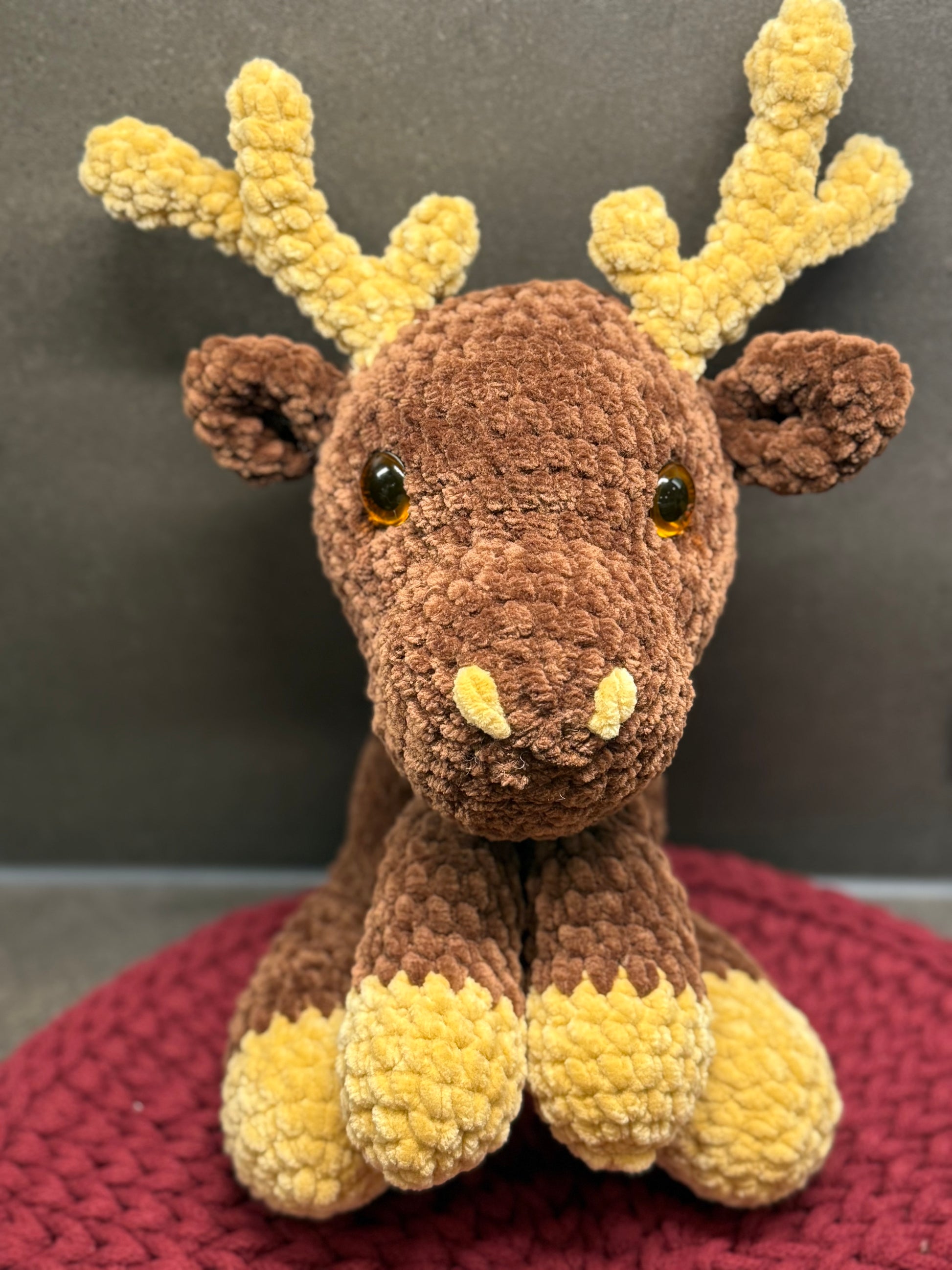 Amigurumi Elch „August“ – handgehäkelt aus Chenille-Wolle, 30 cm, braun