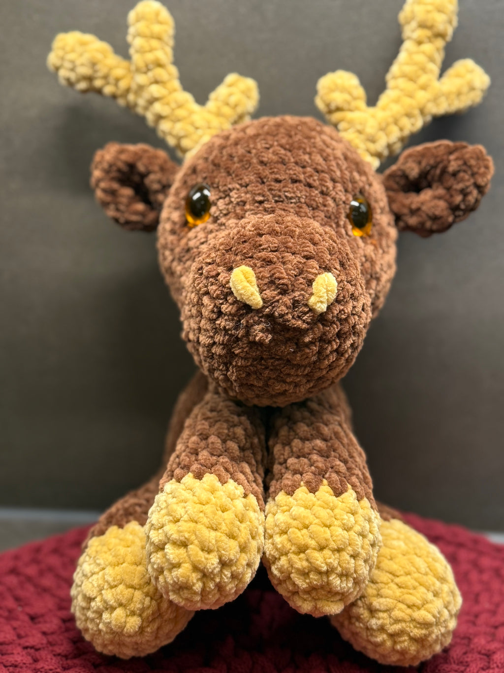 Amigurumi Elch „August“ – handgehäkelt aus Chenille-Wolle, 30 cm, braun