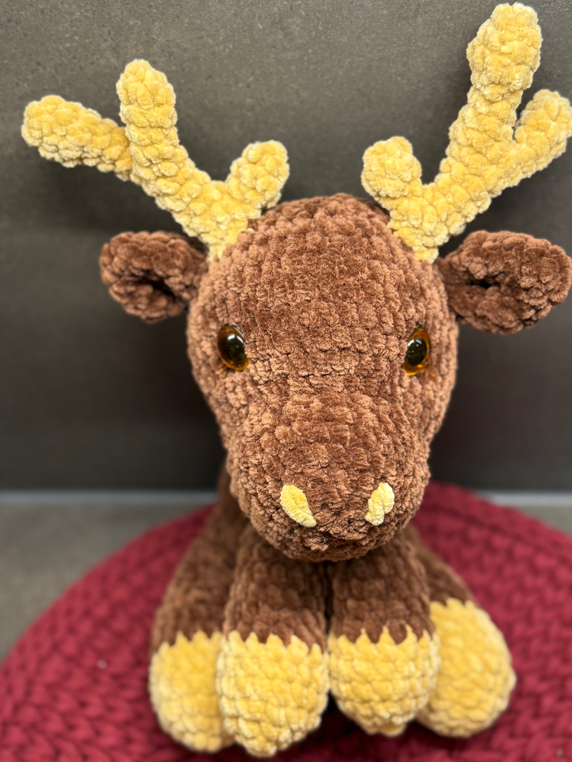 Amigurumi Elch „August“ – handgehäkelt aus Chenille-Wolle, 30 cm, braun