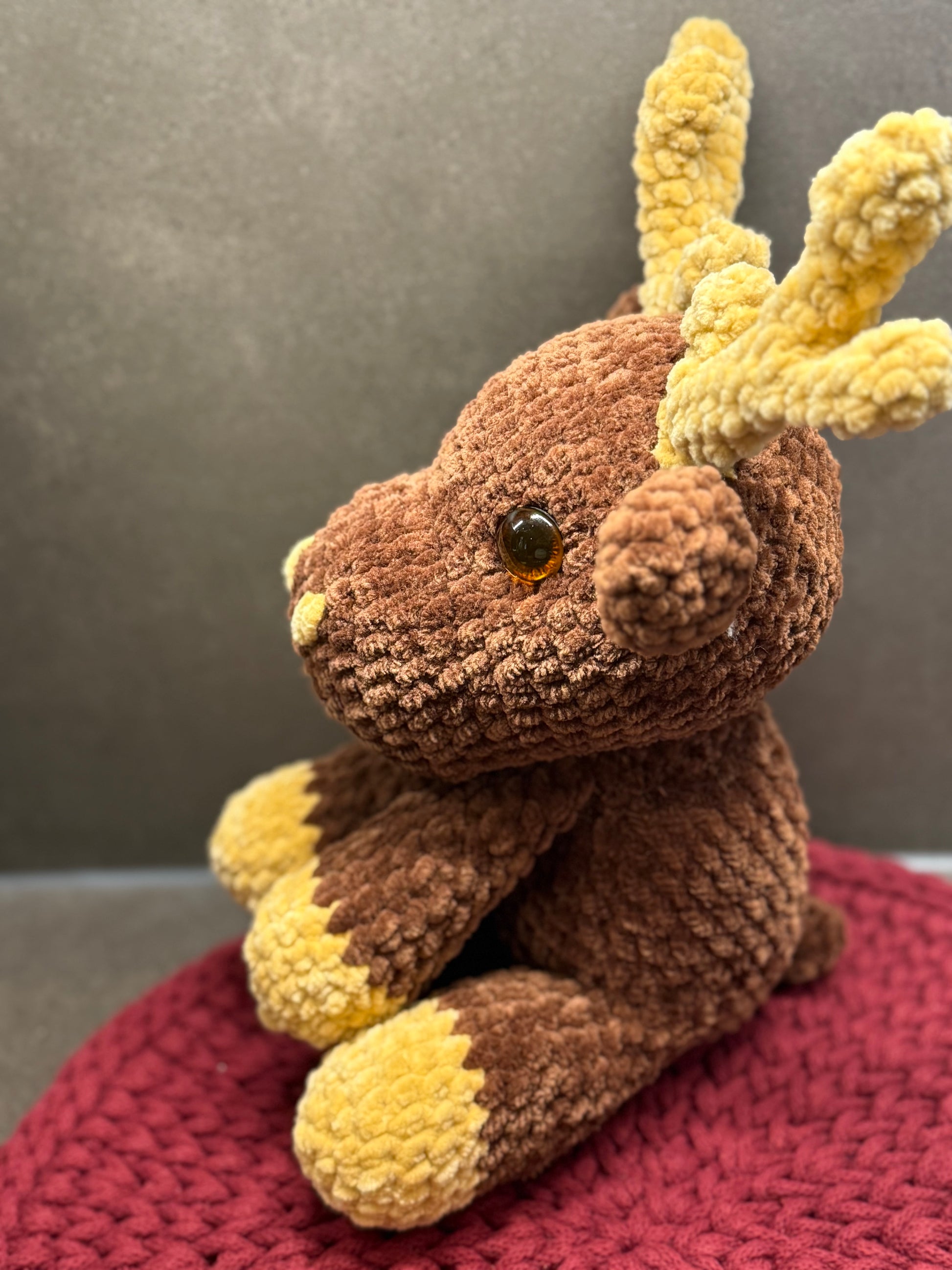 Amigurumi Elch „August“ – handgehäkelt aus Chenille-Wolle, 30 cm, braun