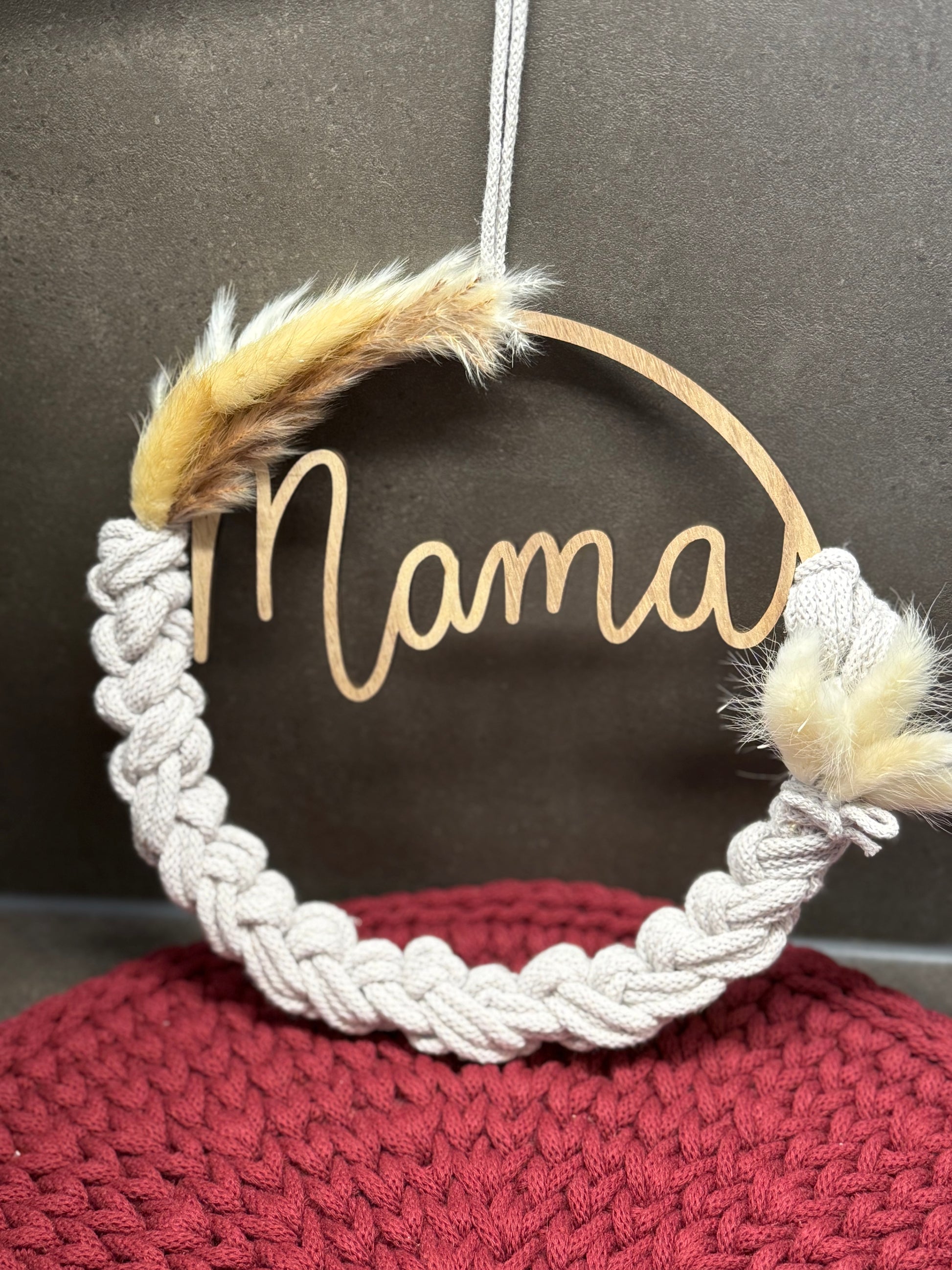 Makramee Holzring „Mama“ – handgefertigt mit Bobbiny-Garn in Moonlight, Ø 22 cm