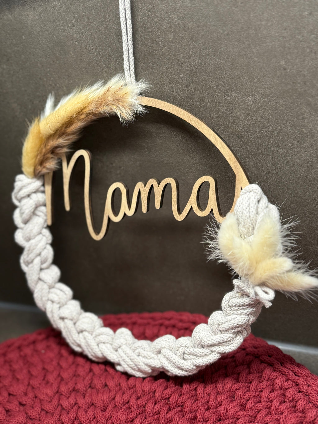 Makramee Holzring „Mama“ – handgefertigt mit Bobbiny-Garn in Moonlight, Ø 22 cm