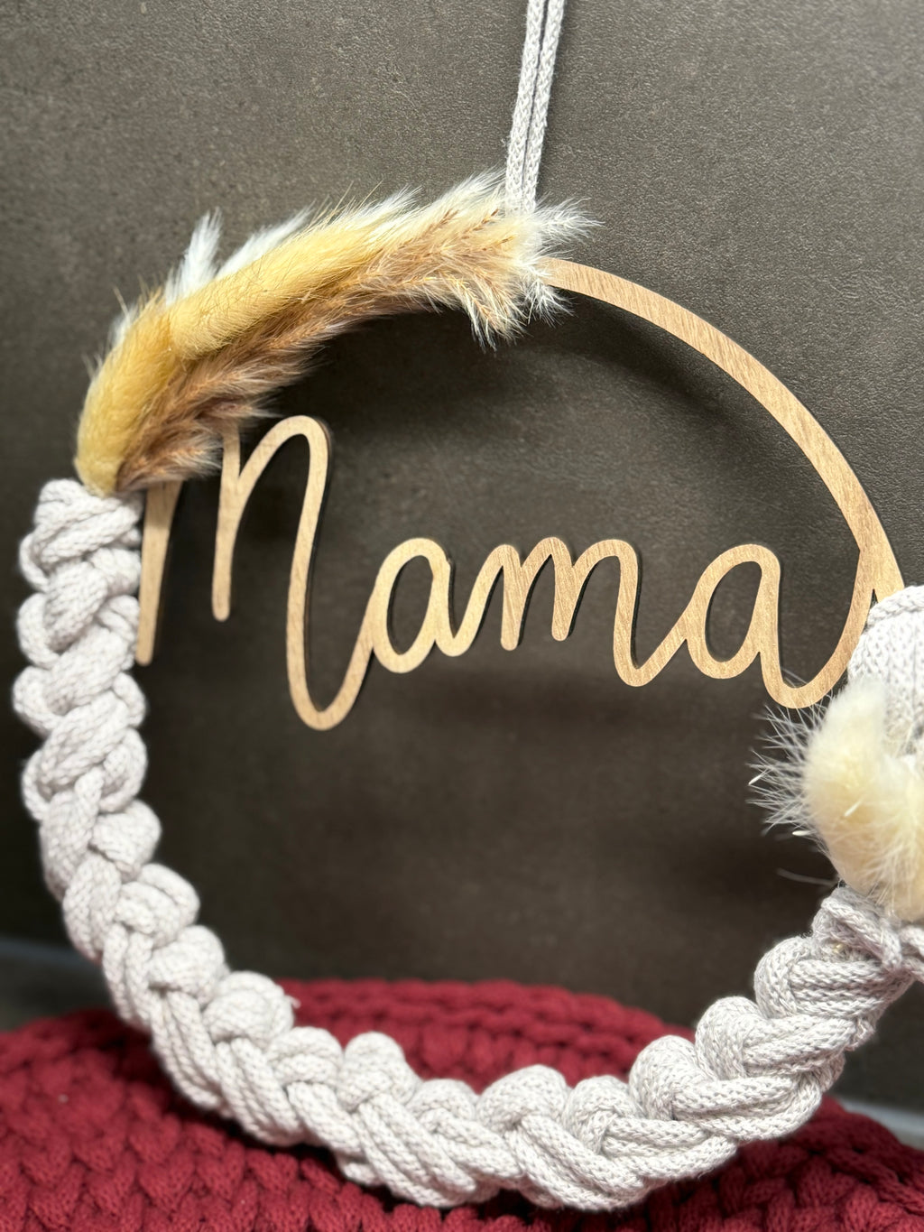 Makramee Holzring „Mama“ – handgefertigt mit Bobbiny-Garn in Moonlight, Ø 22 cm