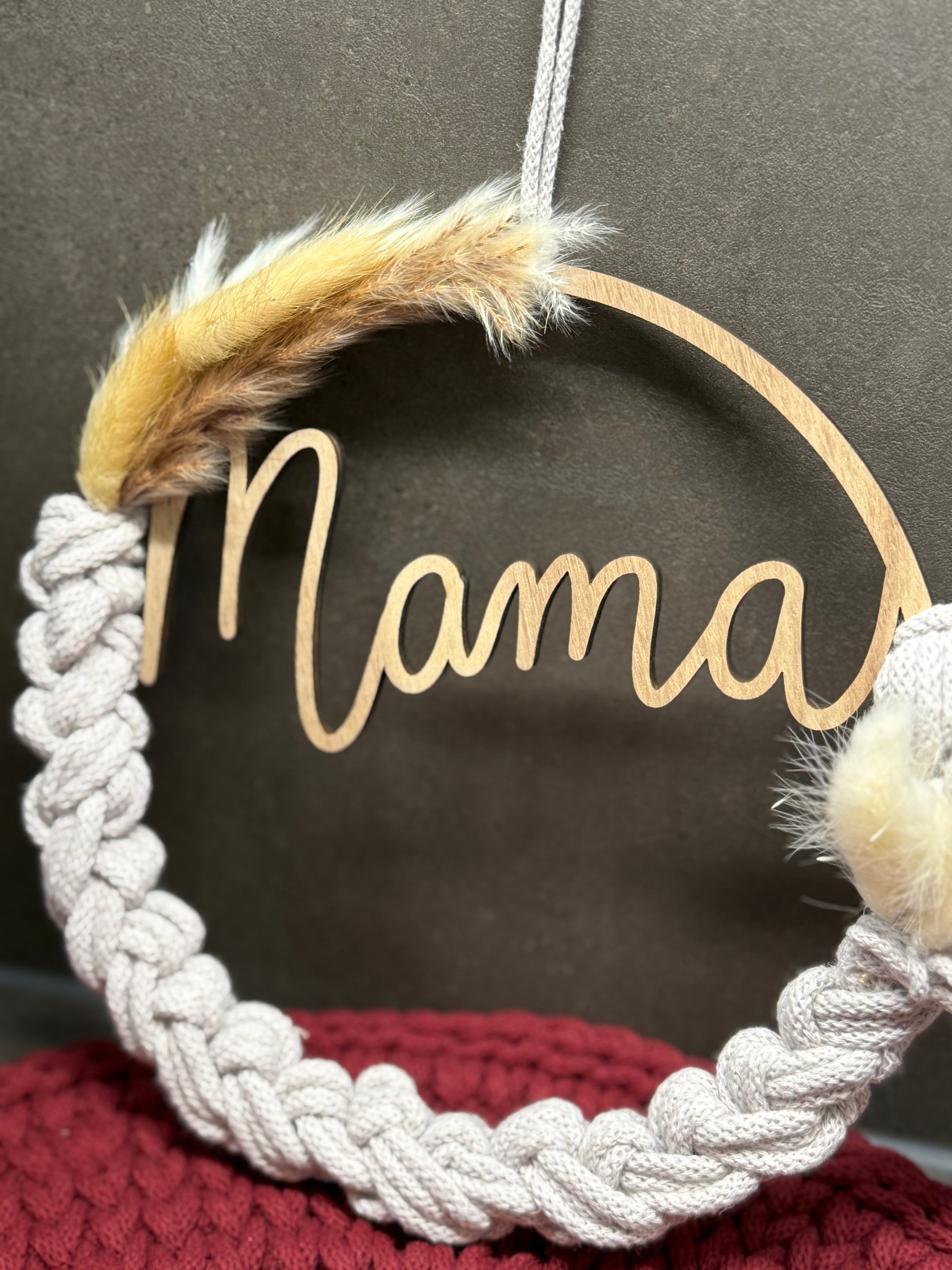 Makramee Holzring „Mama“ – handgefertigt mit Bobbiny-Garn in Moonlight, Ø 22 cm