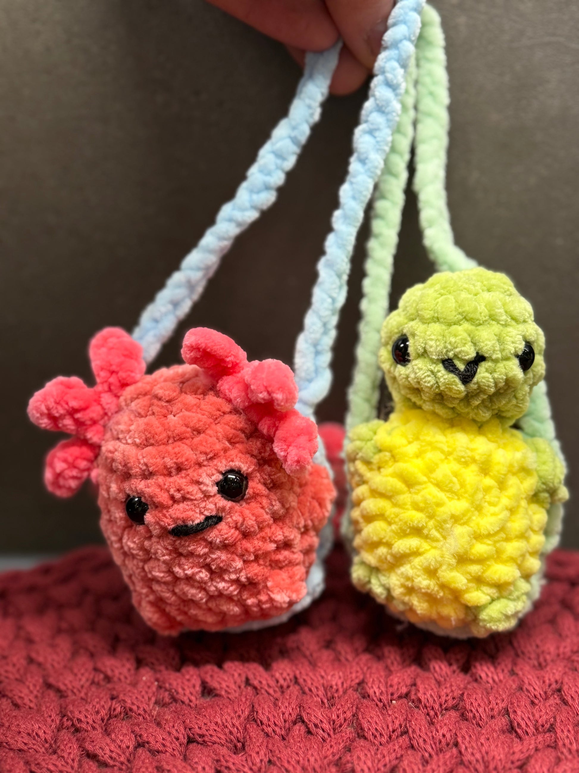 Tiere auf der Schaukel – handgehäkelte Amigurumis, ca. 17 cm – perfekte Deko für den Autospiegel