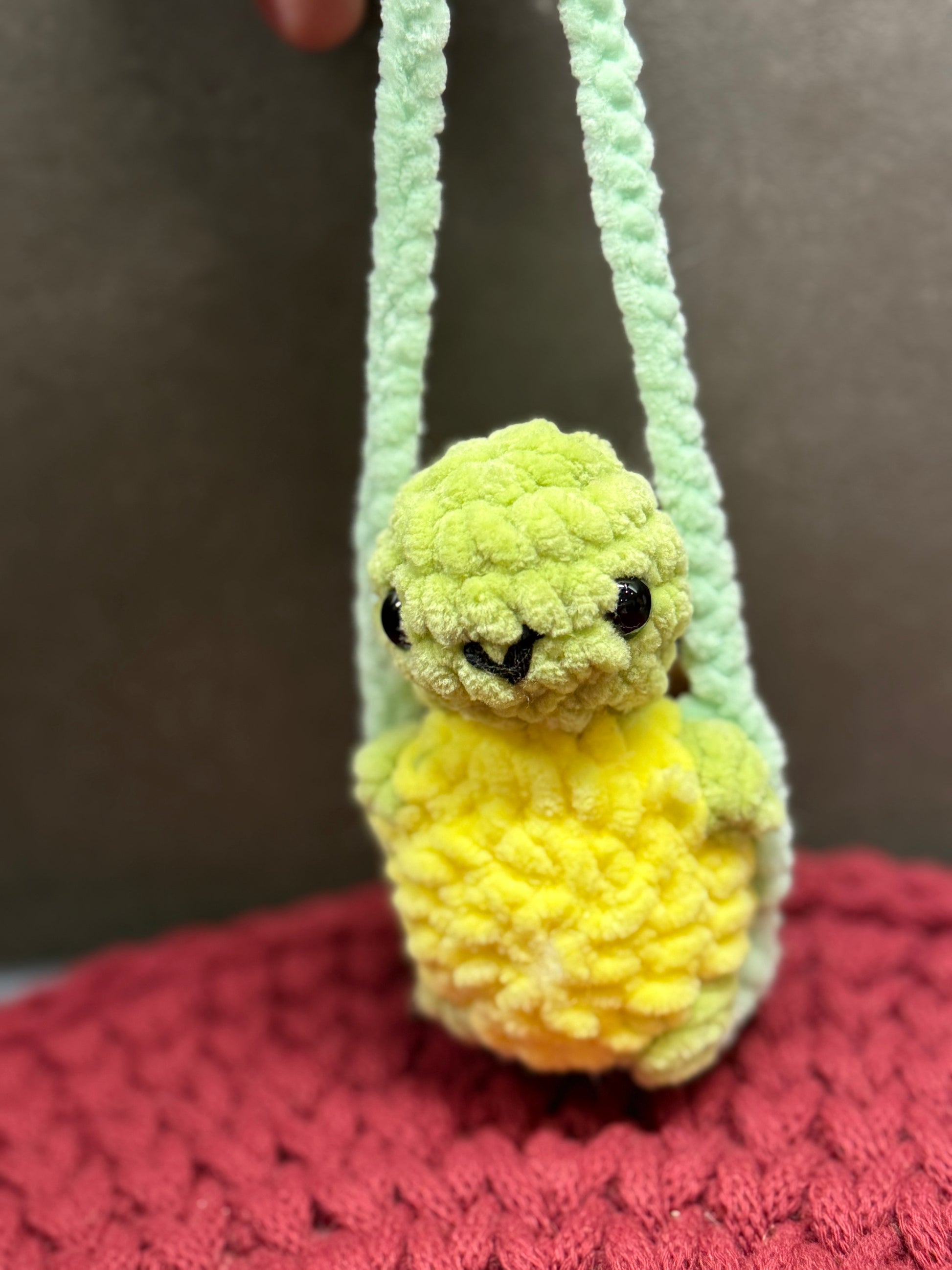 Tiere auf der Schaukel – handgehäkelte Amigurumis, ca. 17 cm – perfekte Deko für den Autospiegel