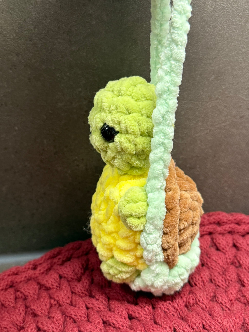 Tiere auf der Schaukel – handgehäkelte Amigurumis, ca. 17 cm – perfekte Deko für den Autospiegel