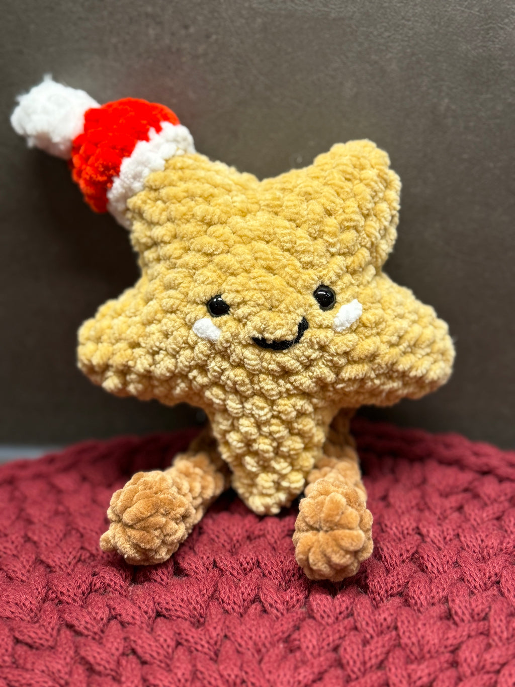 Amigurumi Lebkuchenstern mit Weihnachtsmütze – handgehäkelt, ca. 17,5 cm