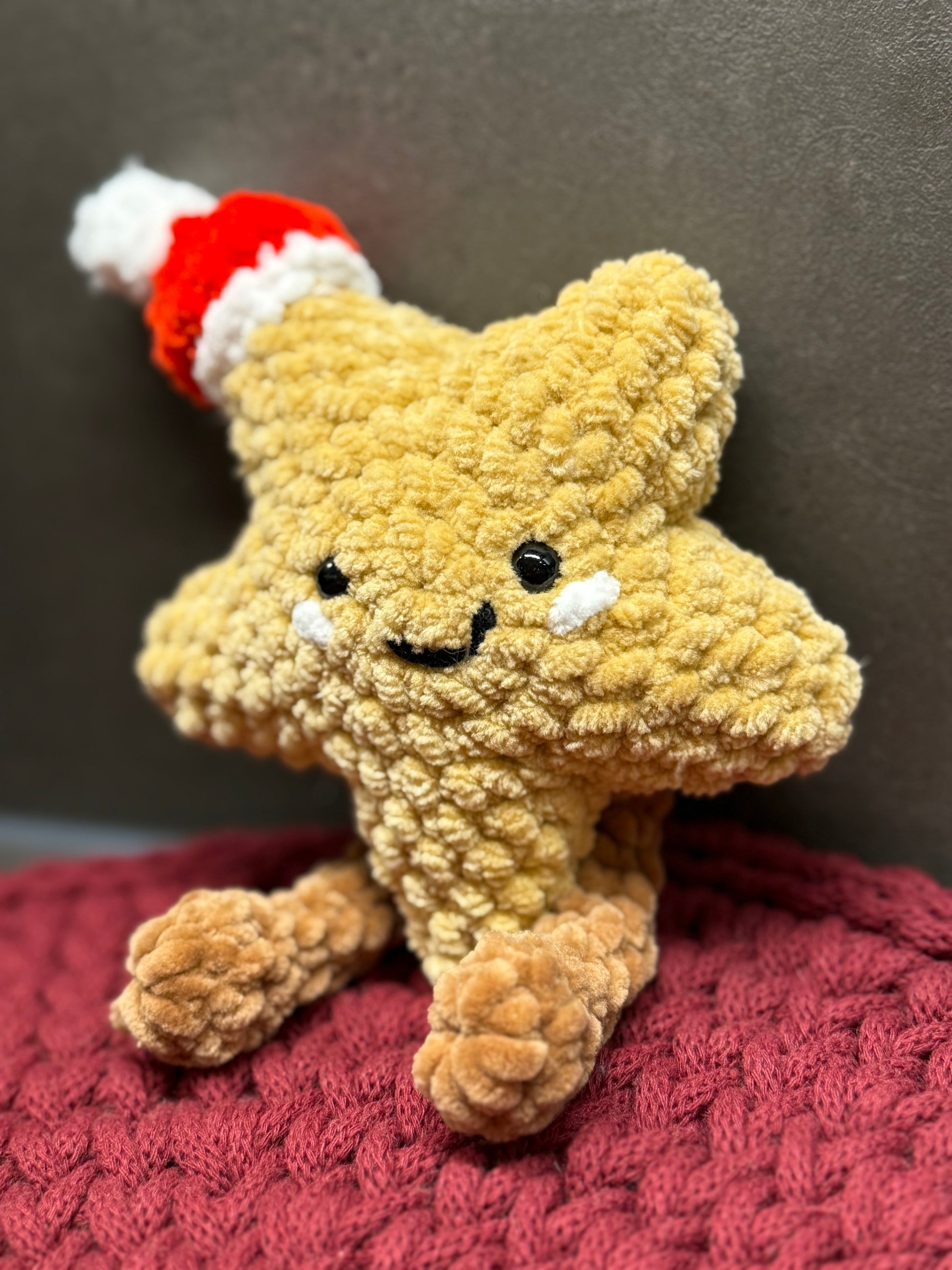 Amigurumi Lebkuchenstern mit Weihnachtsmütze – handgehäkelt, ca. 17,5 cm