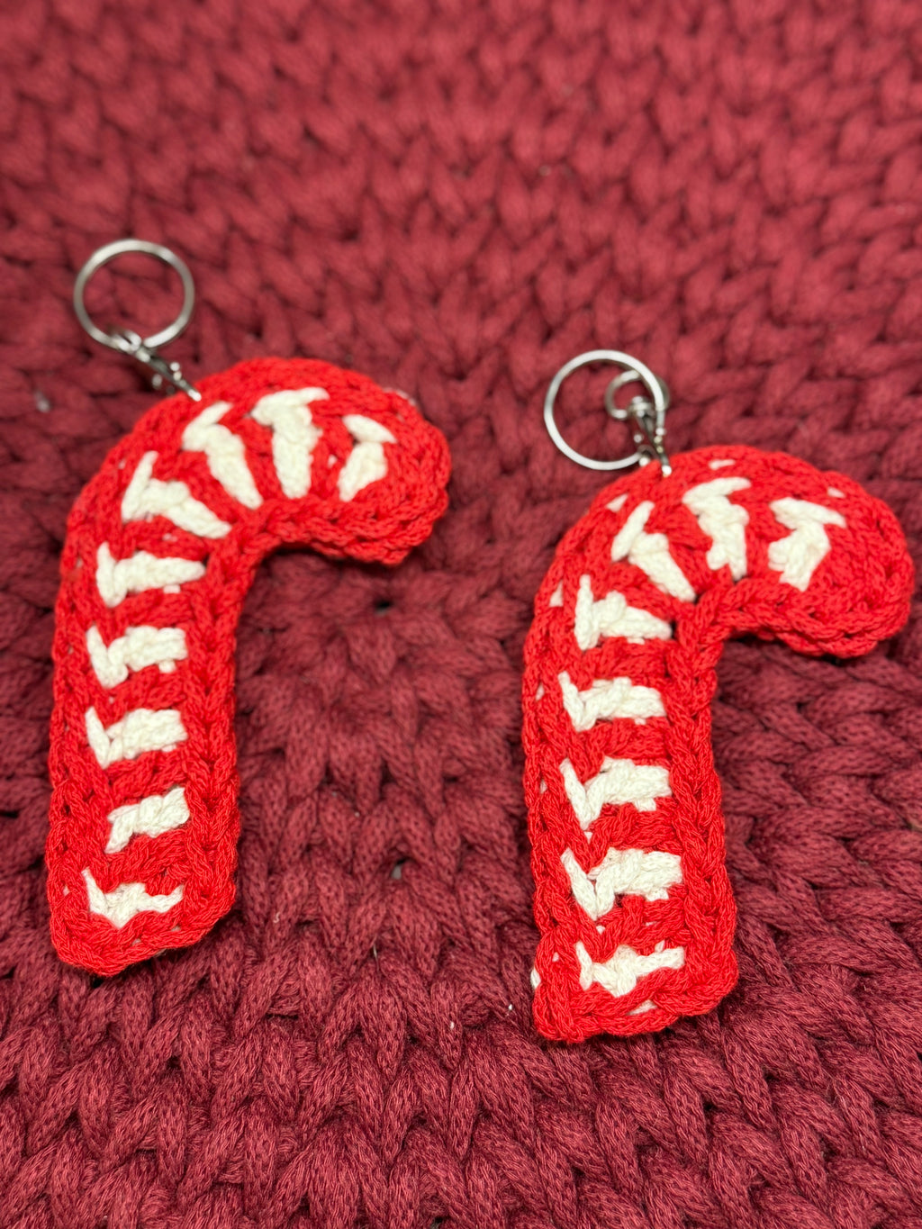 Gehäkelter Zuckerstangen-Schlüsselanhänger – handgemacht aus Bobbiny-Garn, ca. 12 cm