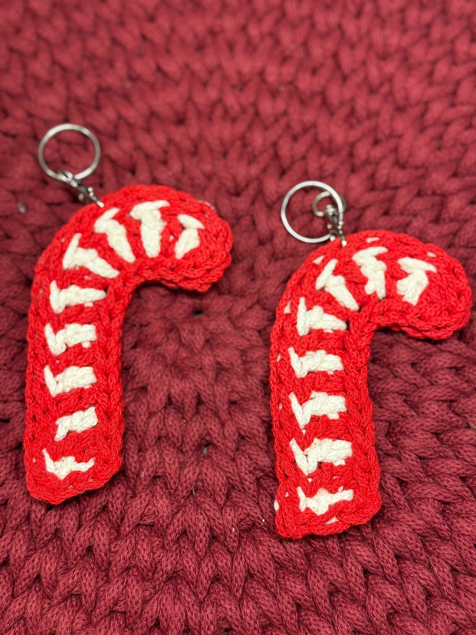Gehäkelter Zuckerstangen-Schlüsselanhänger – handgemacht aus Bobbiny-Garn, ca. 12 cm