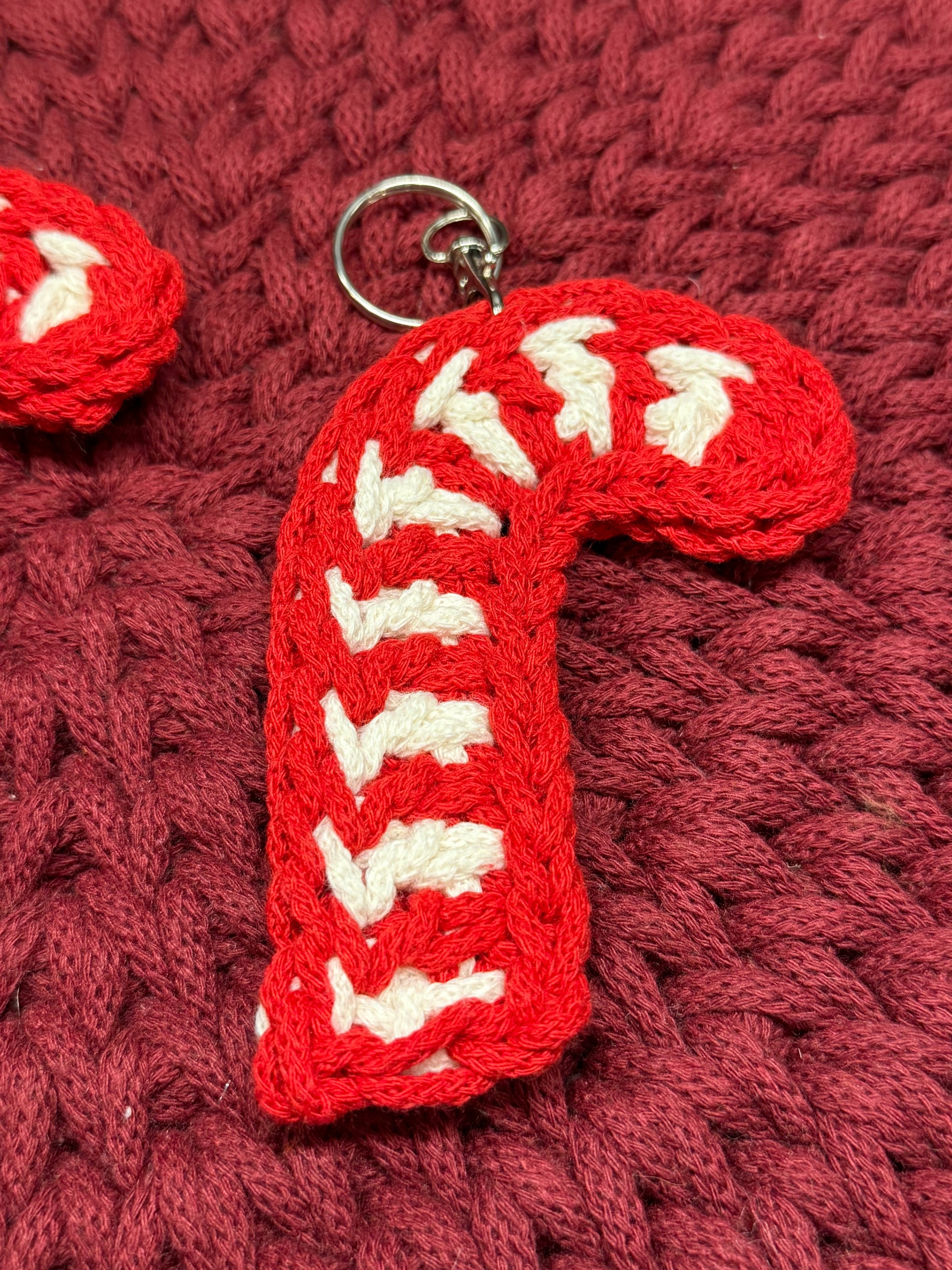 Gehäkelter Zuckerstangen-Schlüsselanhänger – handgemacht aus Bobbiny-Garn, ca. 12 cm