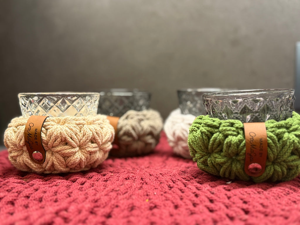 Teelichter mit gehäkeltem Korb im Jasmin- Muster