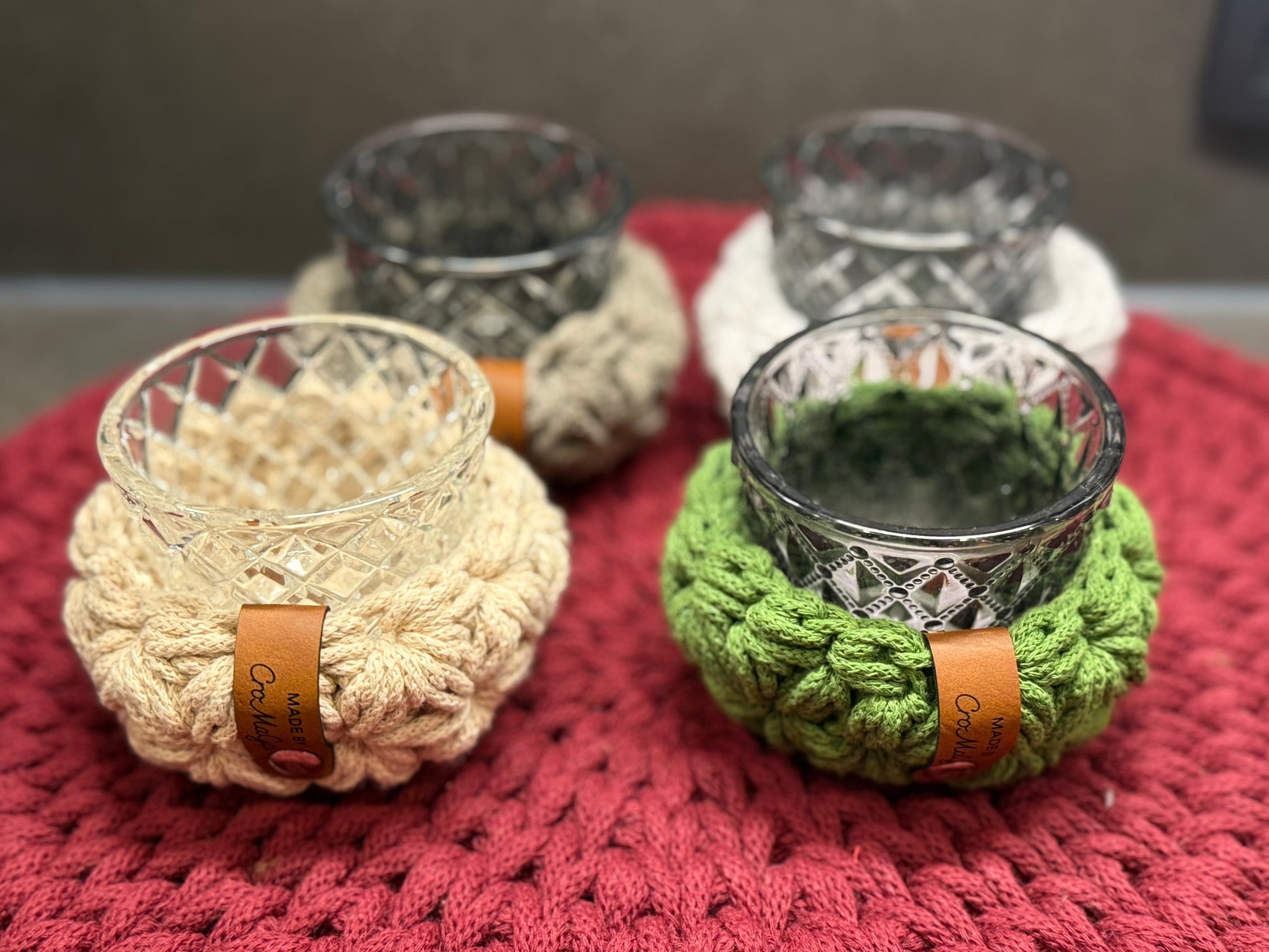 Teelichter mit gehäkeltem Korb im Jasmin- Muster