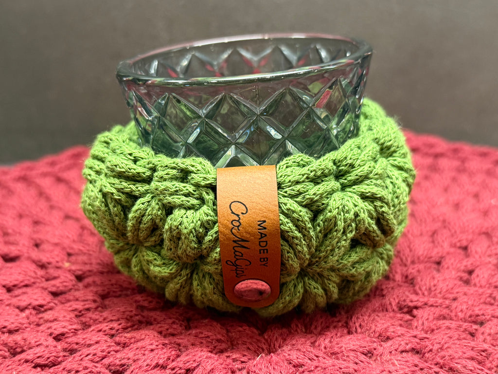 Teelichter mit gehäkeltem Korb im Jasmin- Muster