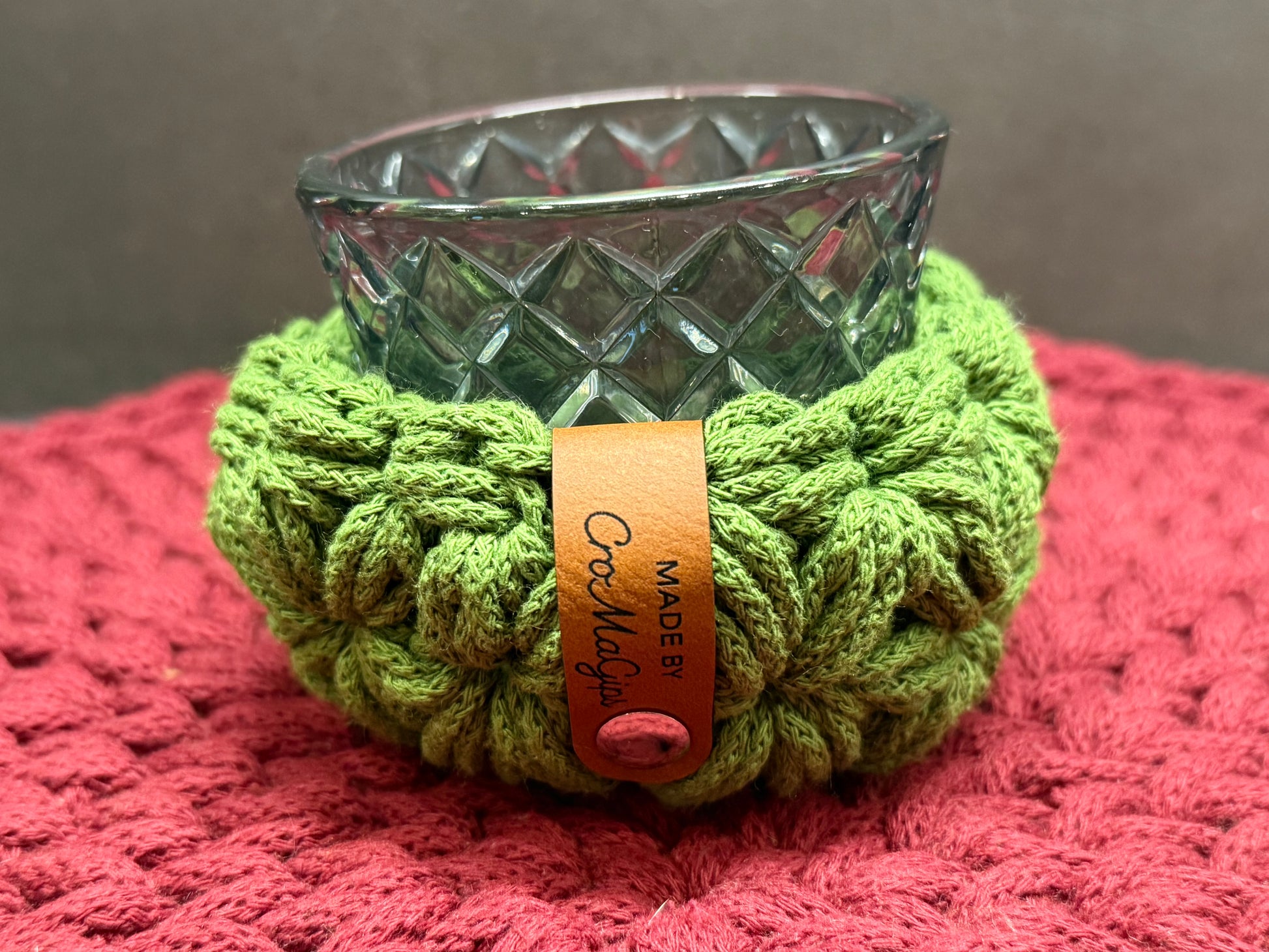 Teelichter mit gehäkeltem Korb im Jasmin- Muster