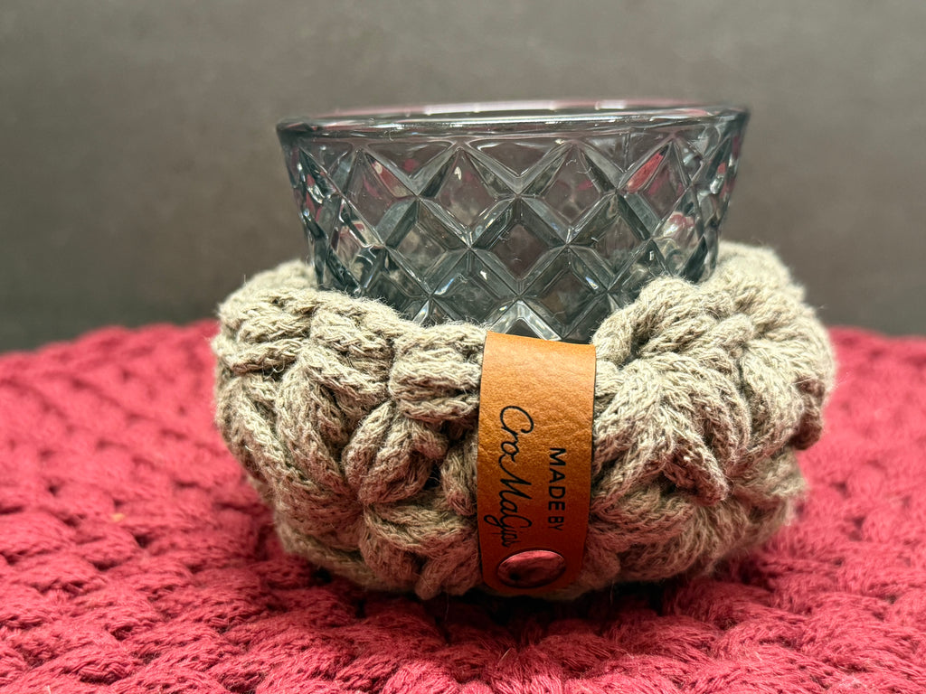 Teelichter mit gehäkeltem Korb im Jasmin- Muster